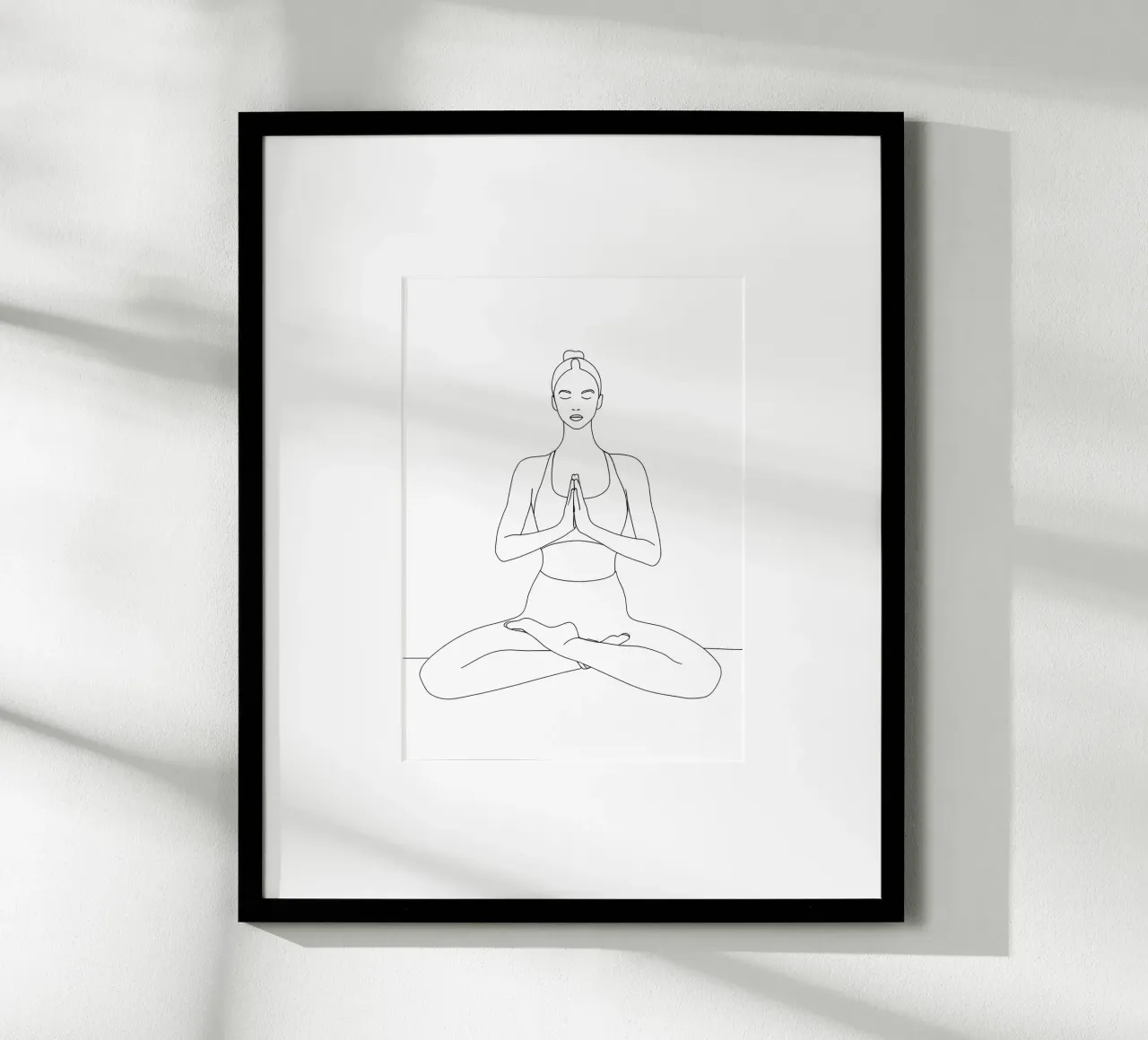 Disegno lineare minimalista di una donna in posizione yoga | Addominali moderni poster con telaio in plastica da Viv Line Art