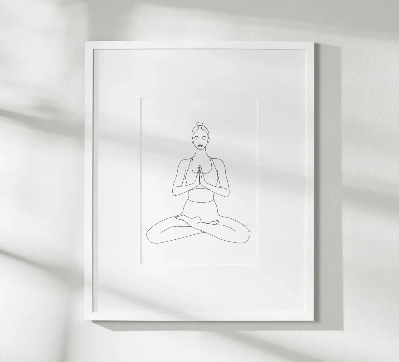 Disegno lineare minimalista di una donna in posizione yoga | Addominali moderni poster con telaio in plastica da Viv Line Art