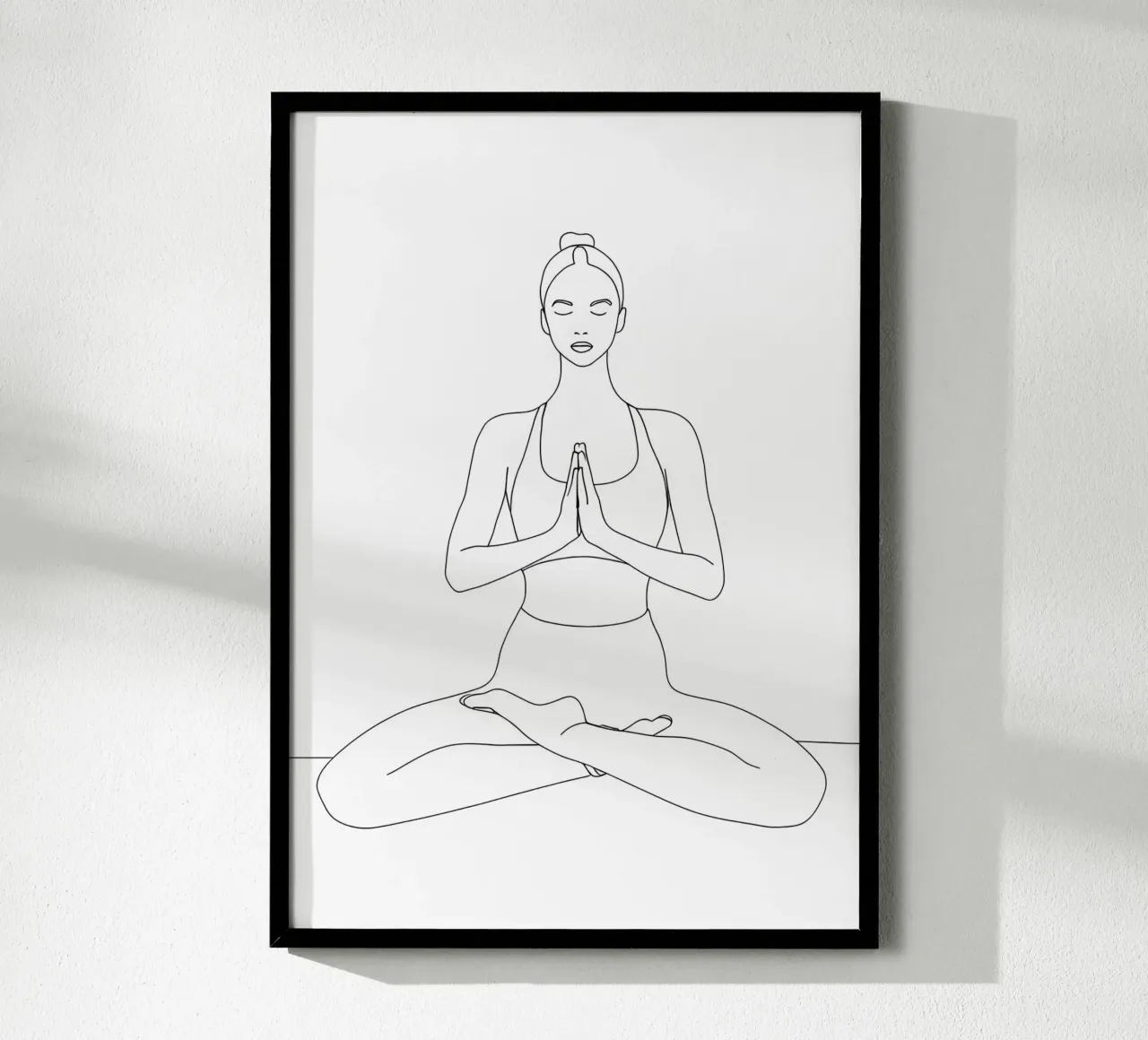 Disegno lineare minimalista di una donna in posizione yoga | Addominali moderni poster con telaio in plastica da Viv Line Art