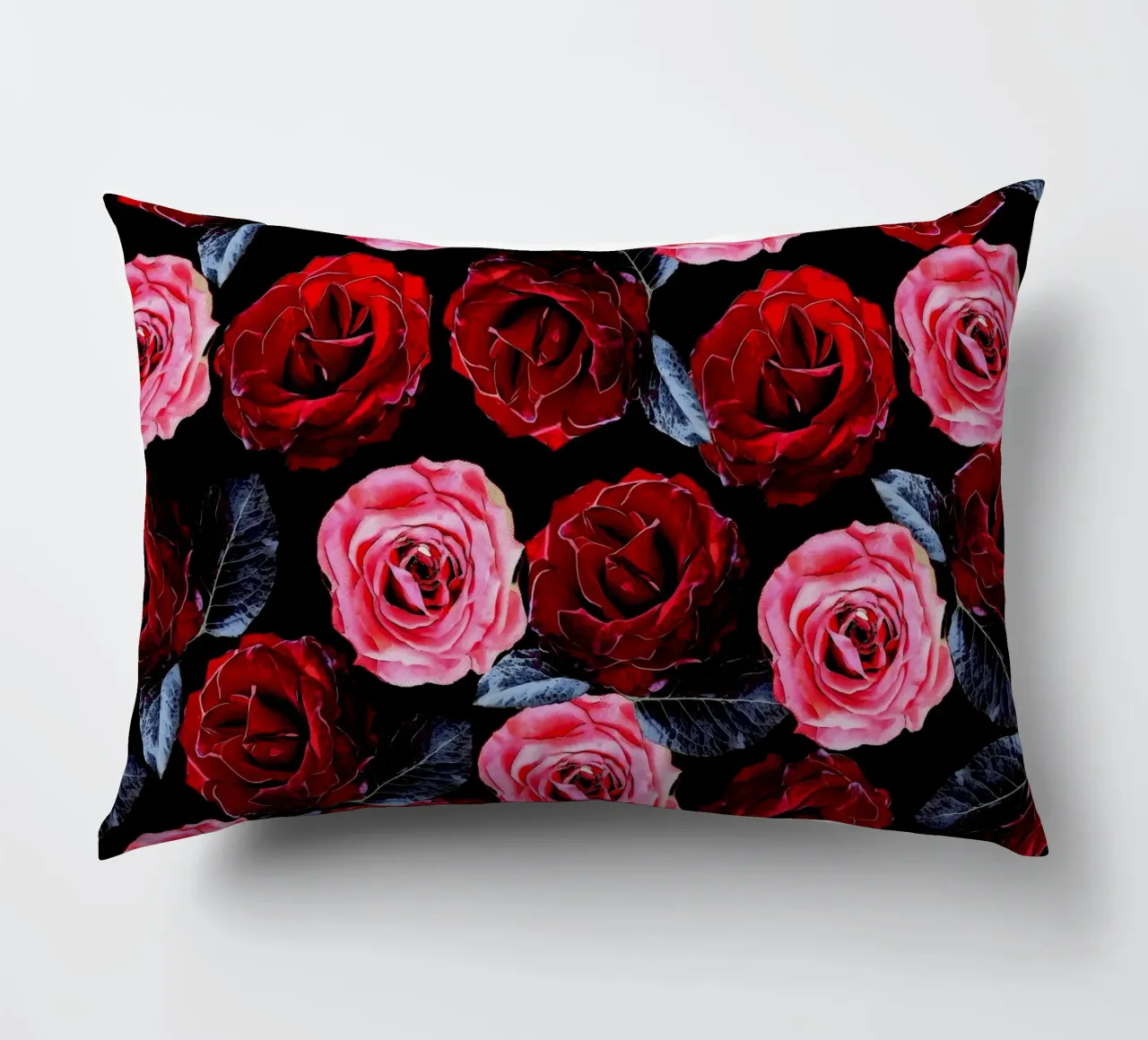 rote und rosa Rosen Muster Kissen von berwies design