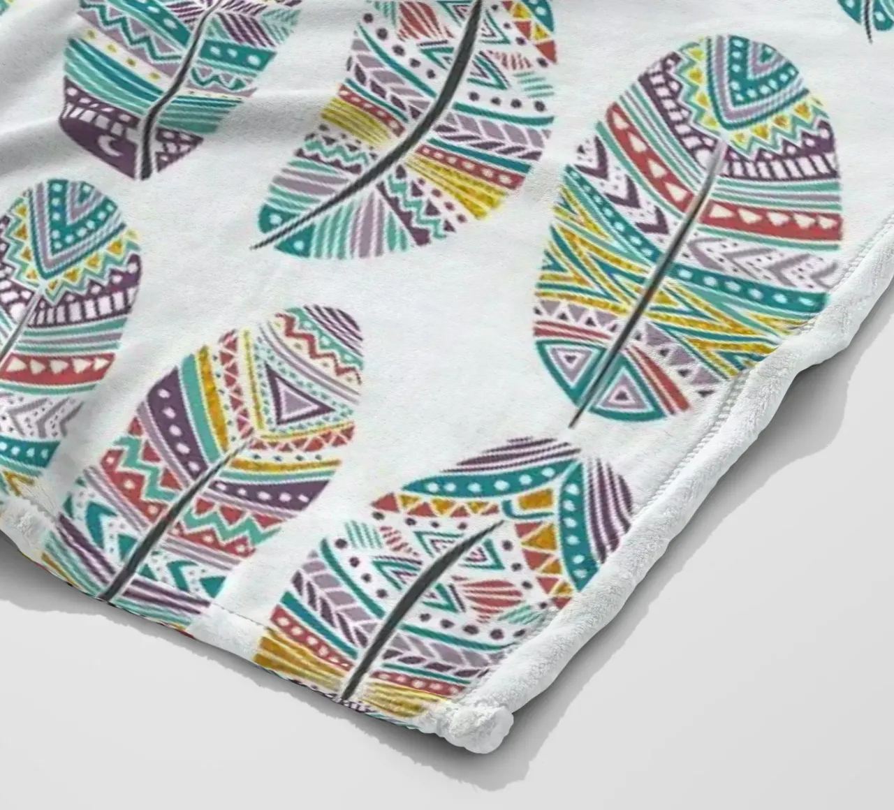 Feathers Pattern with Gold coperta in pile da Pom Graphic Design