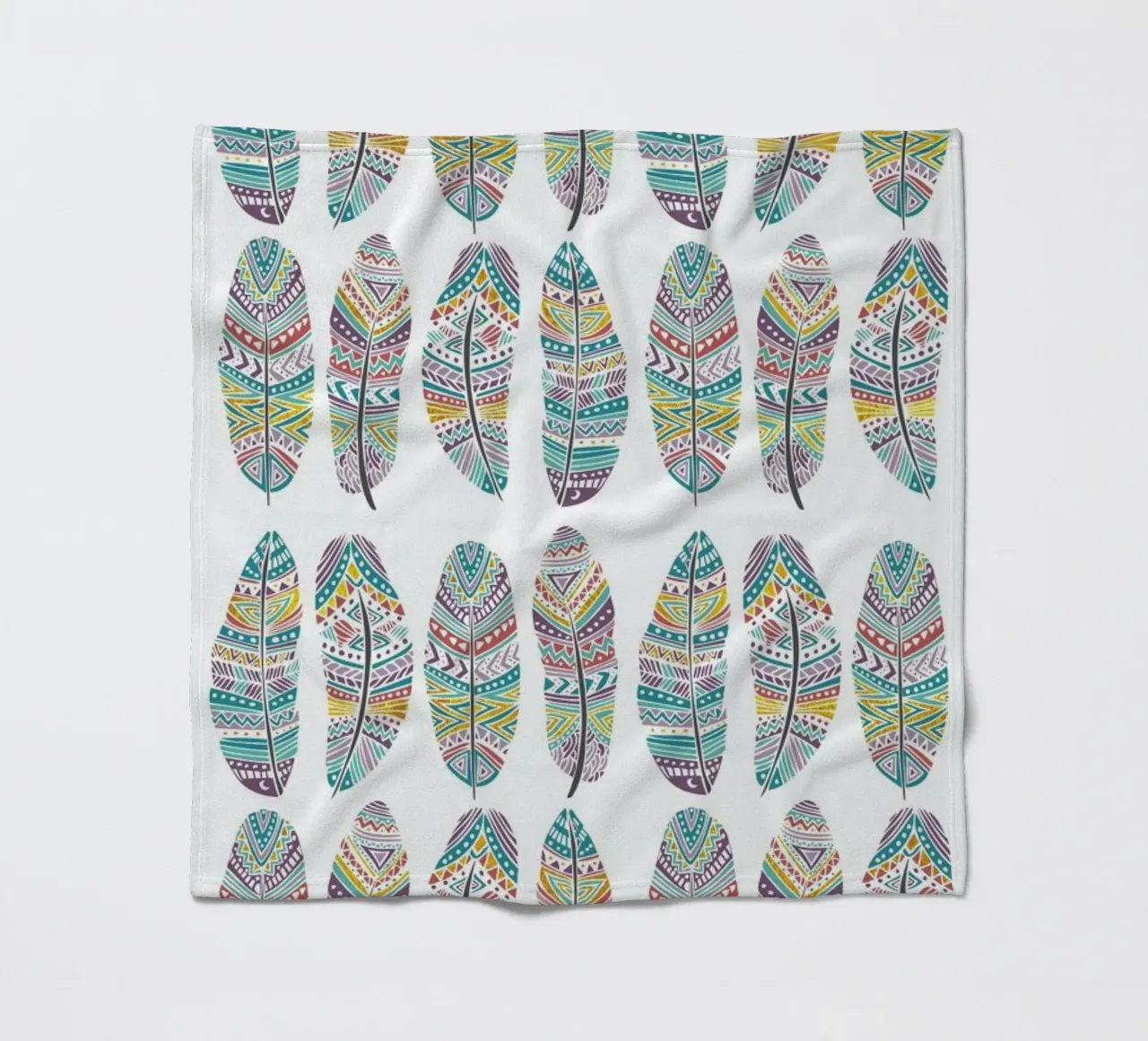 Feathers Pattern with Gold Fleecedecke von Pom Graphic Design