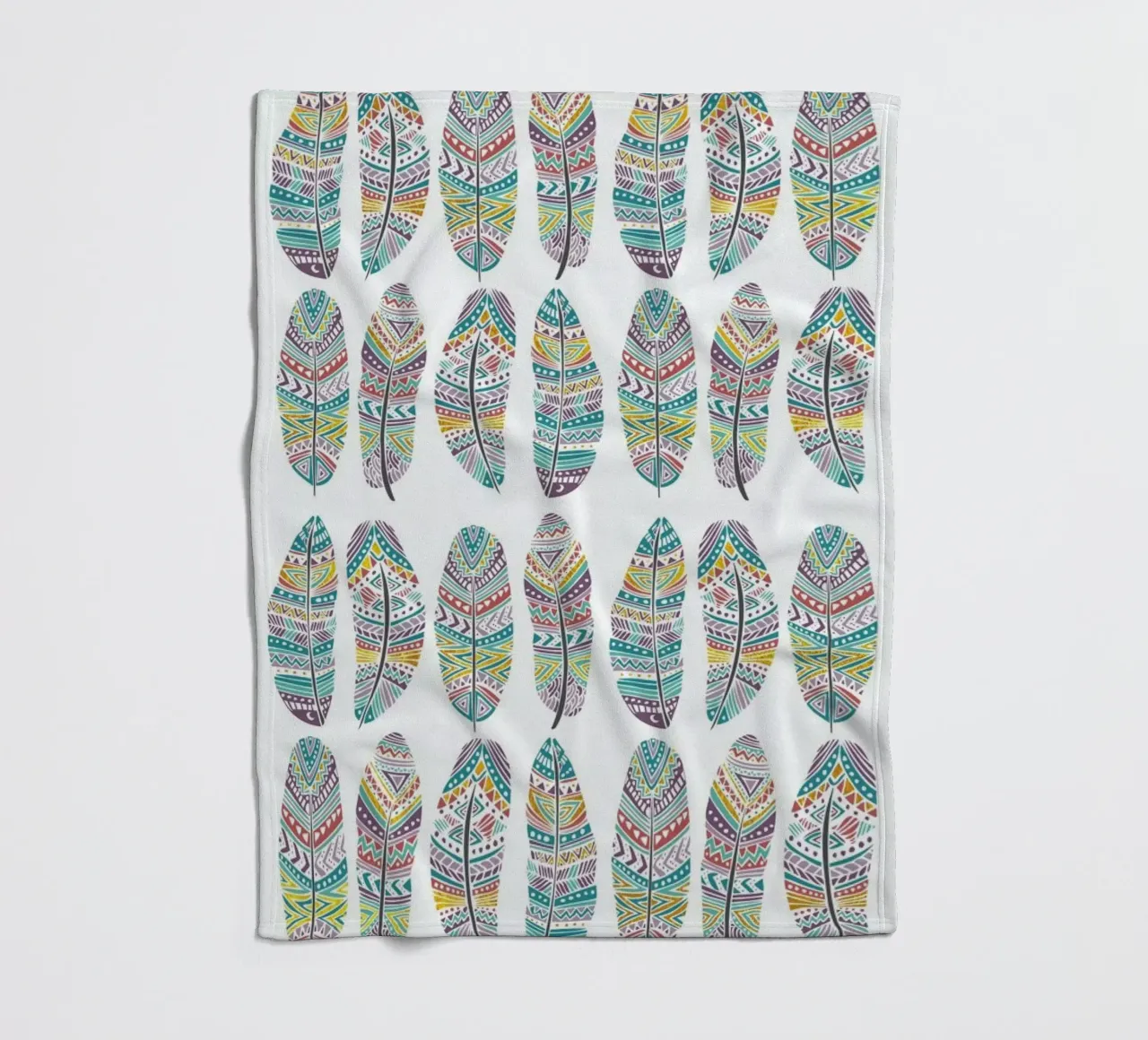 Feathers Pattern with Gold Fleecedecke von Pom Graphic Design