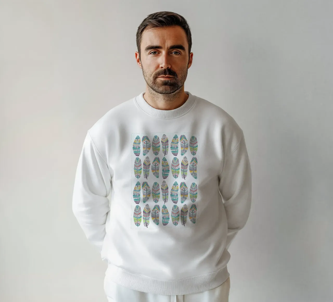 Feathers Pattern with Gold Sweatshirt von Pom Graphic Design