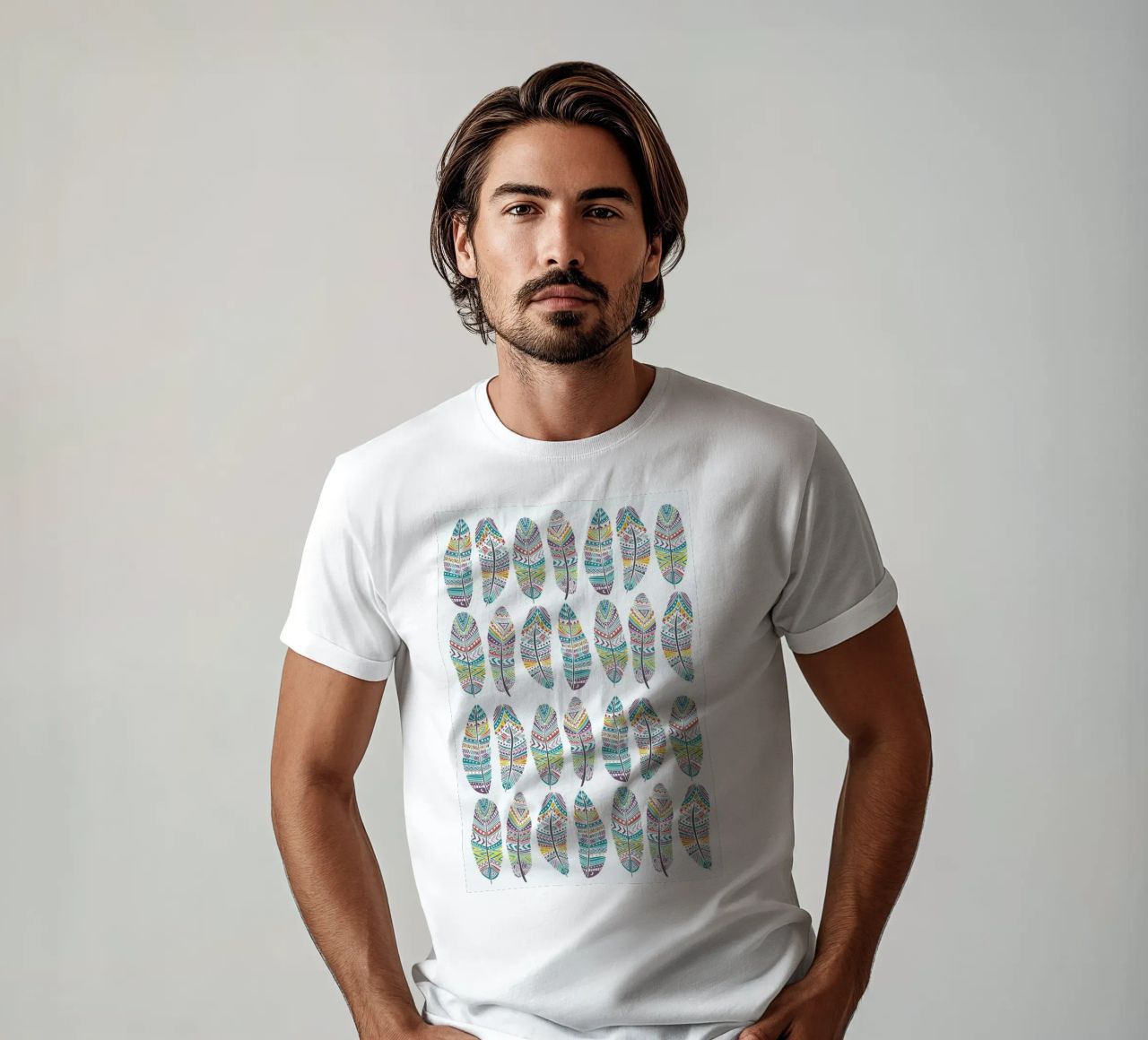 Feathers Pattern with Gold t-shirt da Pom Graphic Design