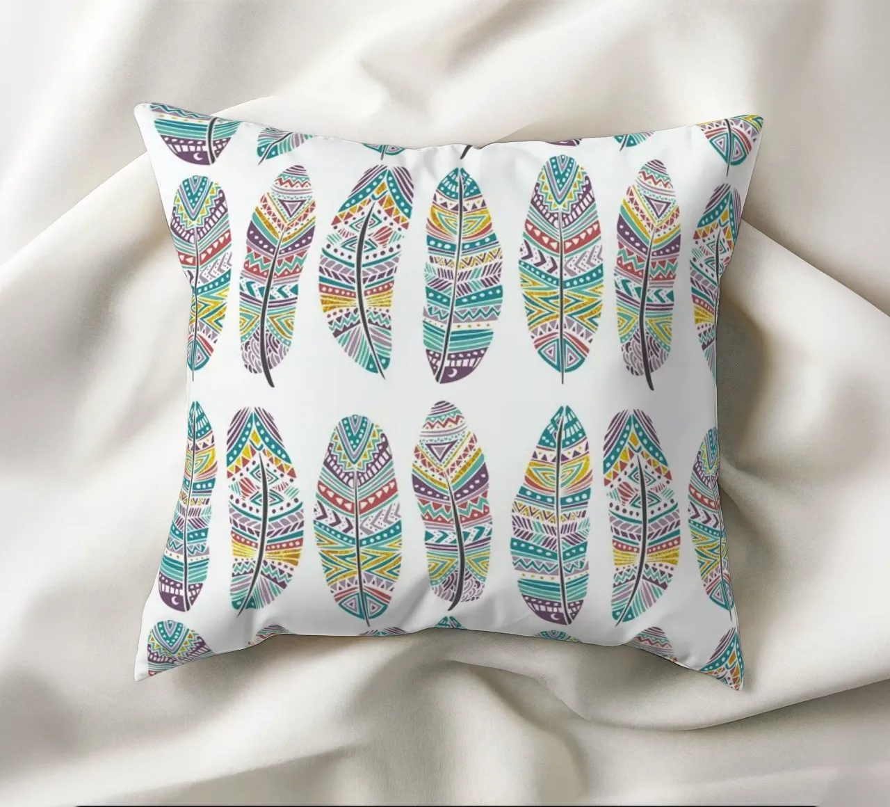 Feathers Pattern with Gold cuscino da Pom Graphic Design