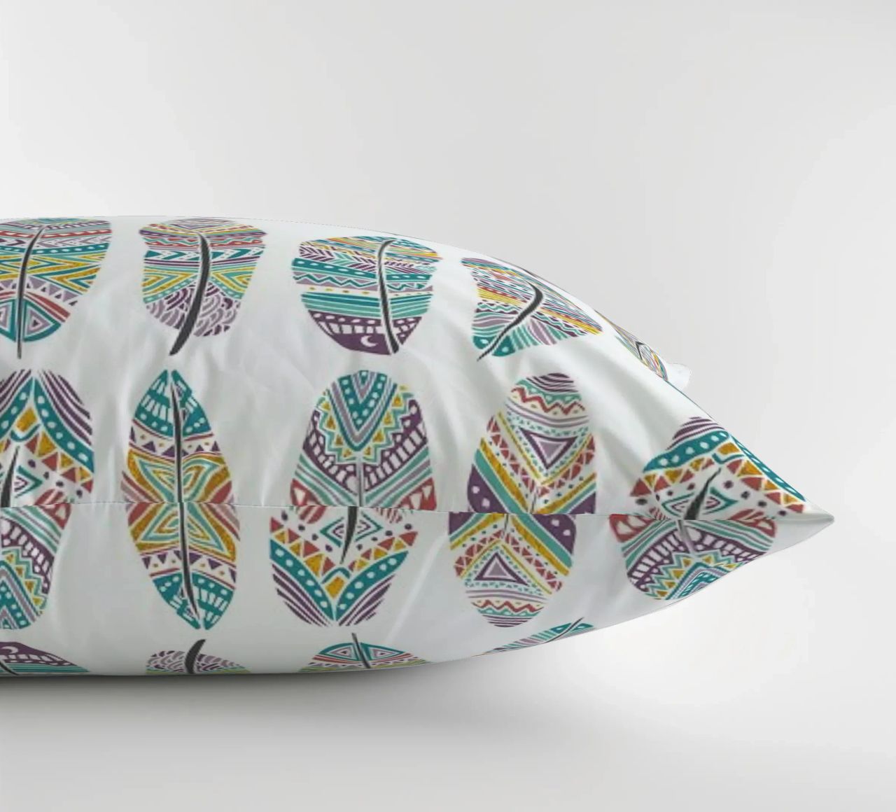 Feathers Pattern with Gold cuscino da Pom Graphic Design