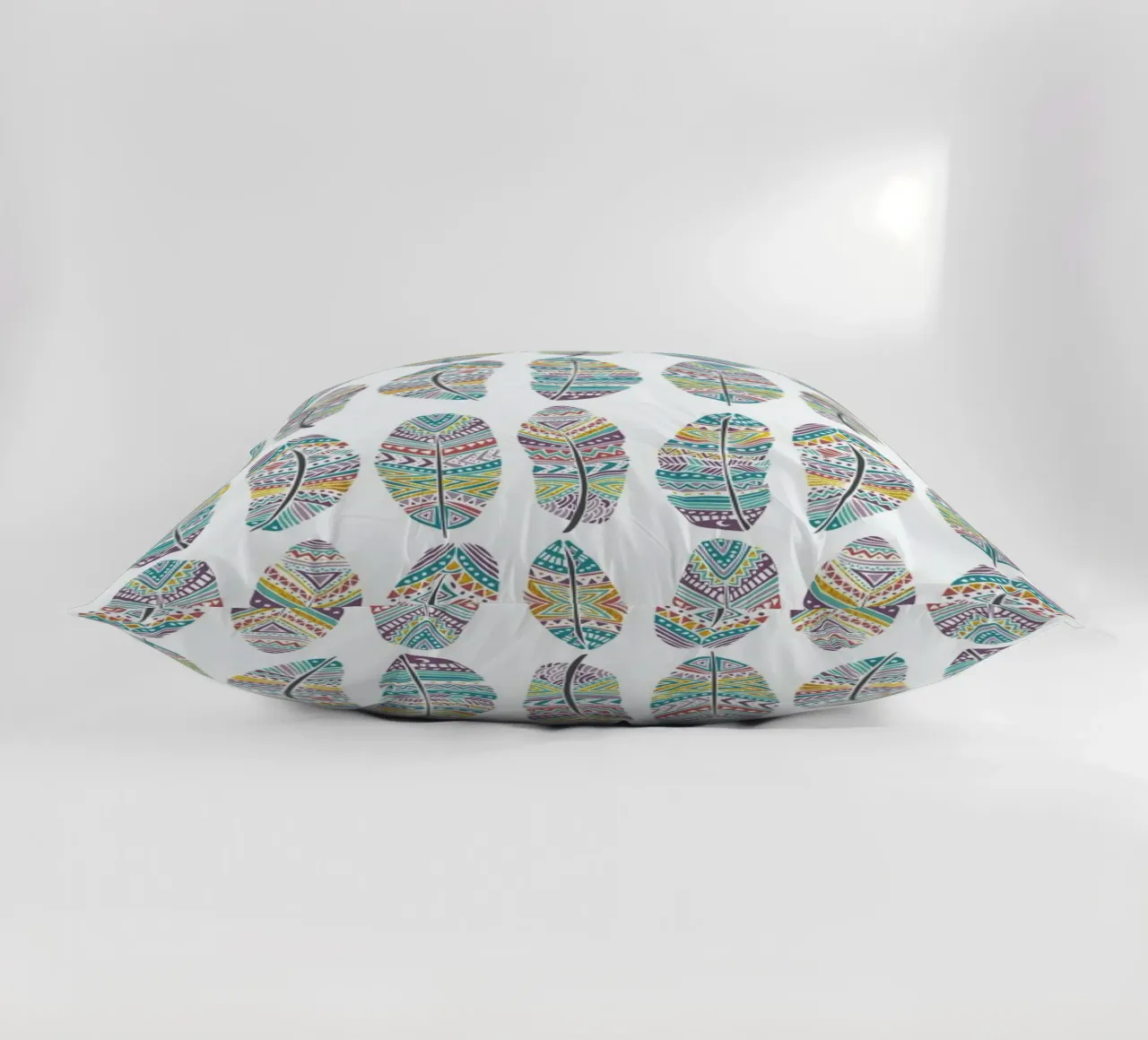 Feathers Pattern with Gold cuscino da Pom Graphic Design