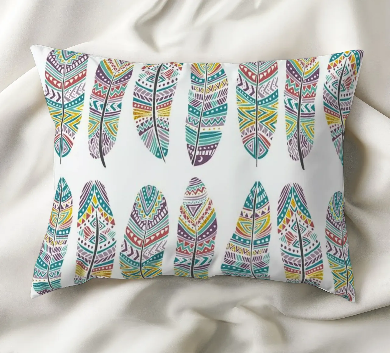 Feathers Pattern with Gold cuscino da Pom Graphic Design