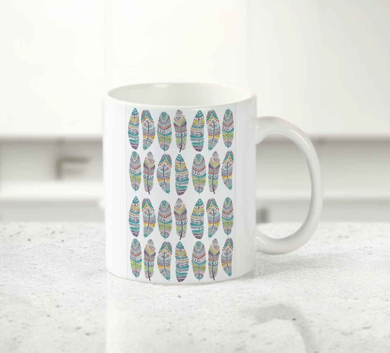 Feathers Pattern with Gold tazza in ceramica da Pom Graphic Design