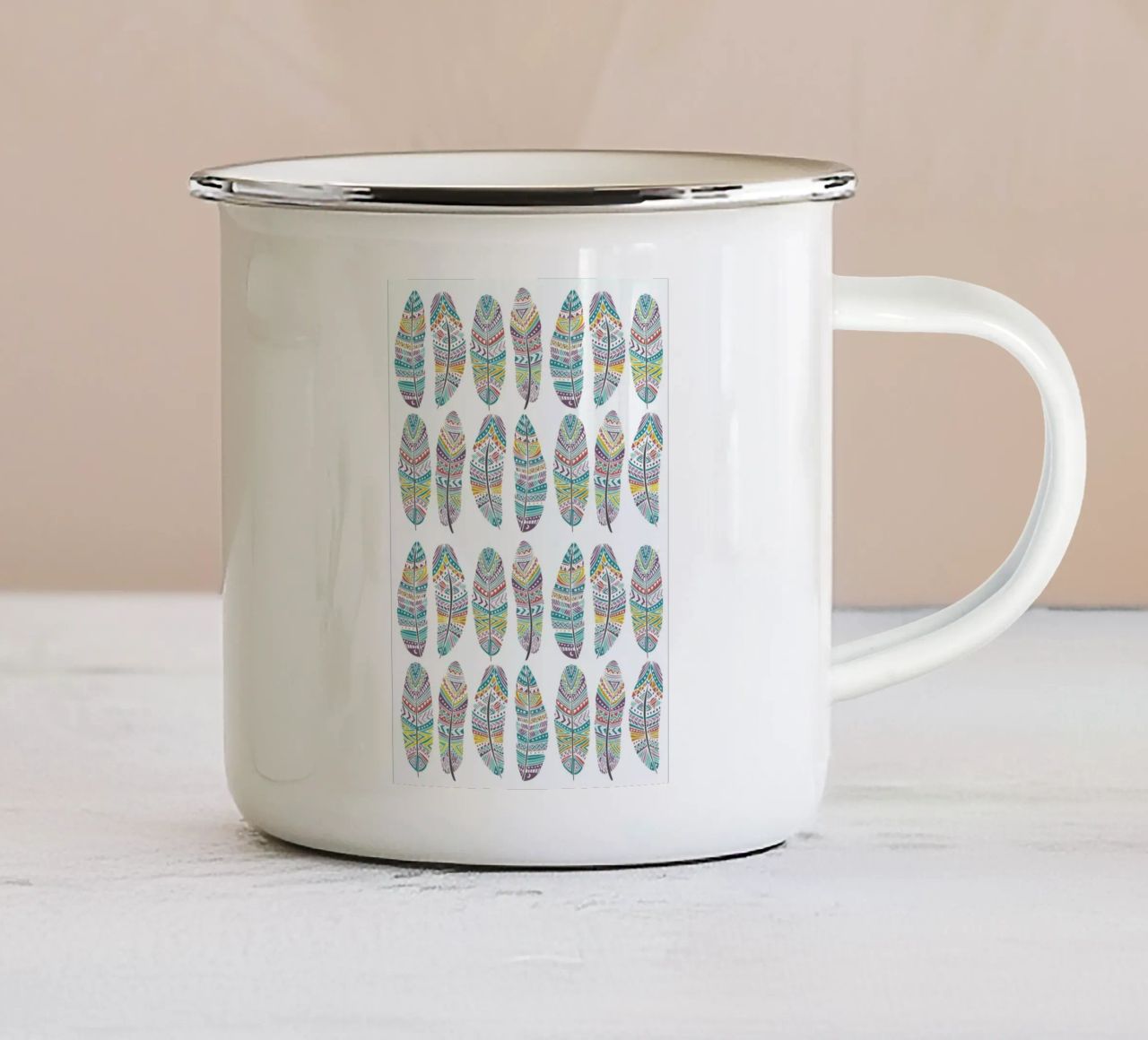 Feathers Pattern with Gold tazza in smalto da Pom Graphic Design