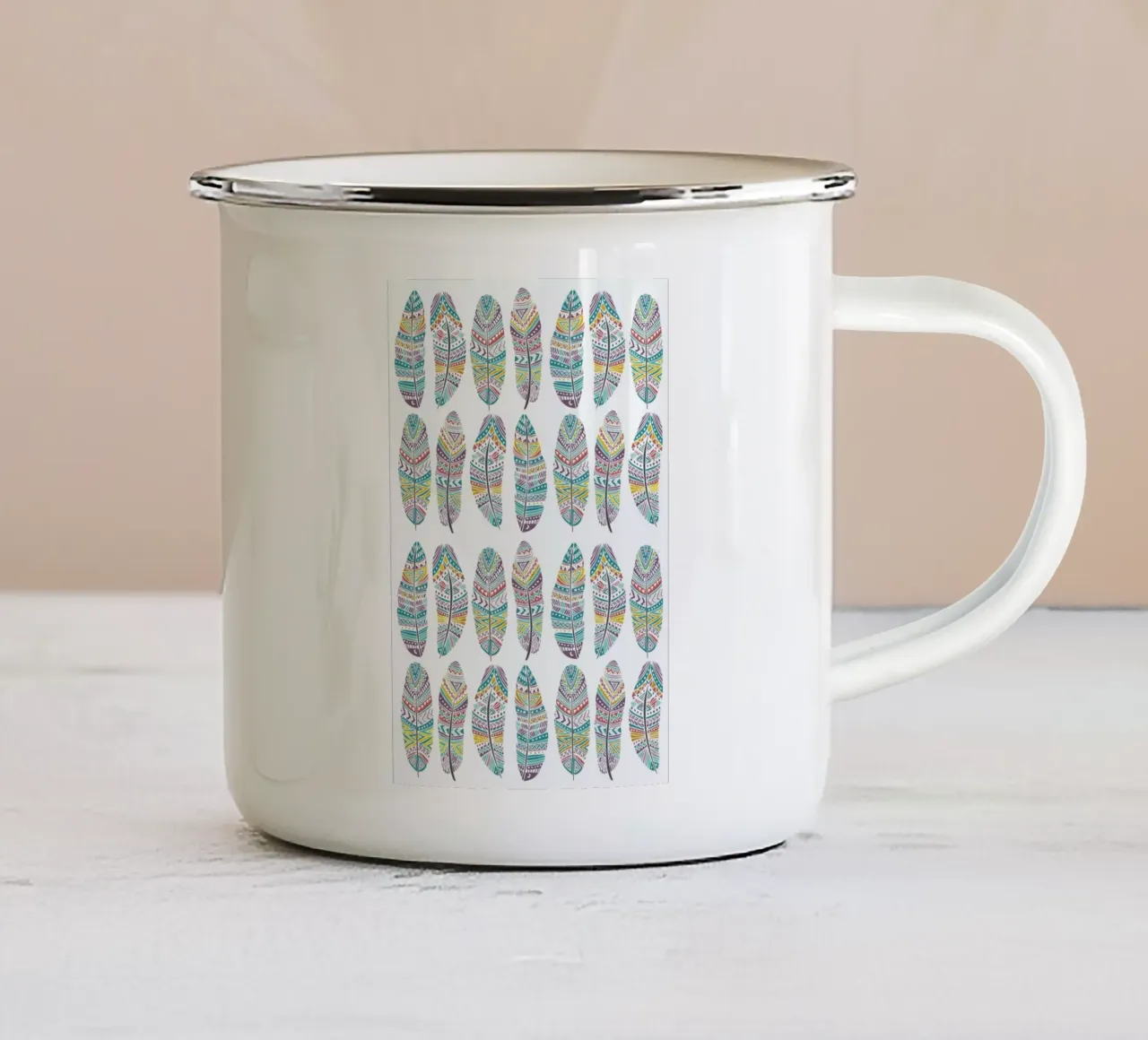 Feathers Pattern with Gold mug en émail de Pom Graphic Design