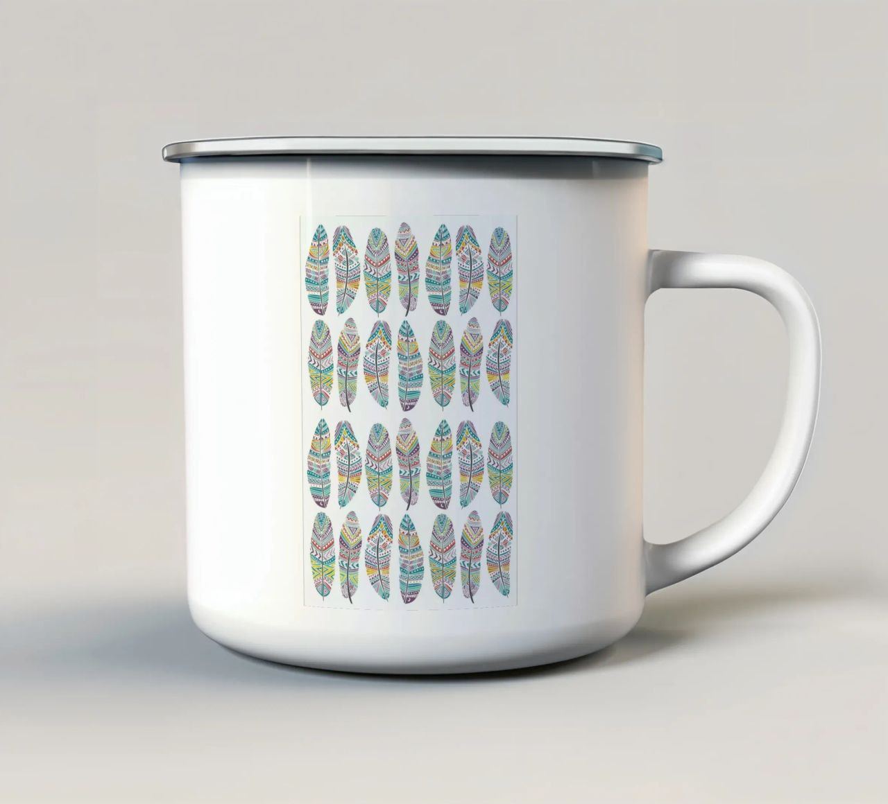 Feathers Pattern with Gold tazza in smalto da Pom Graphic Design