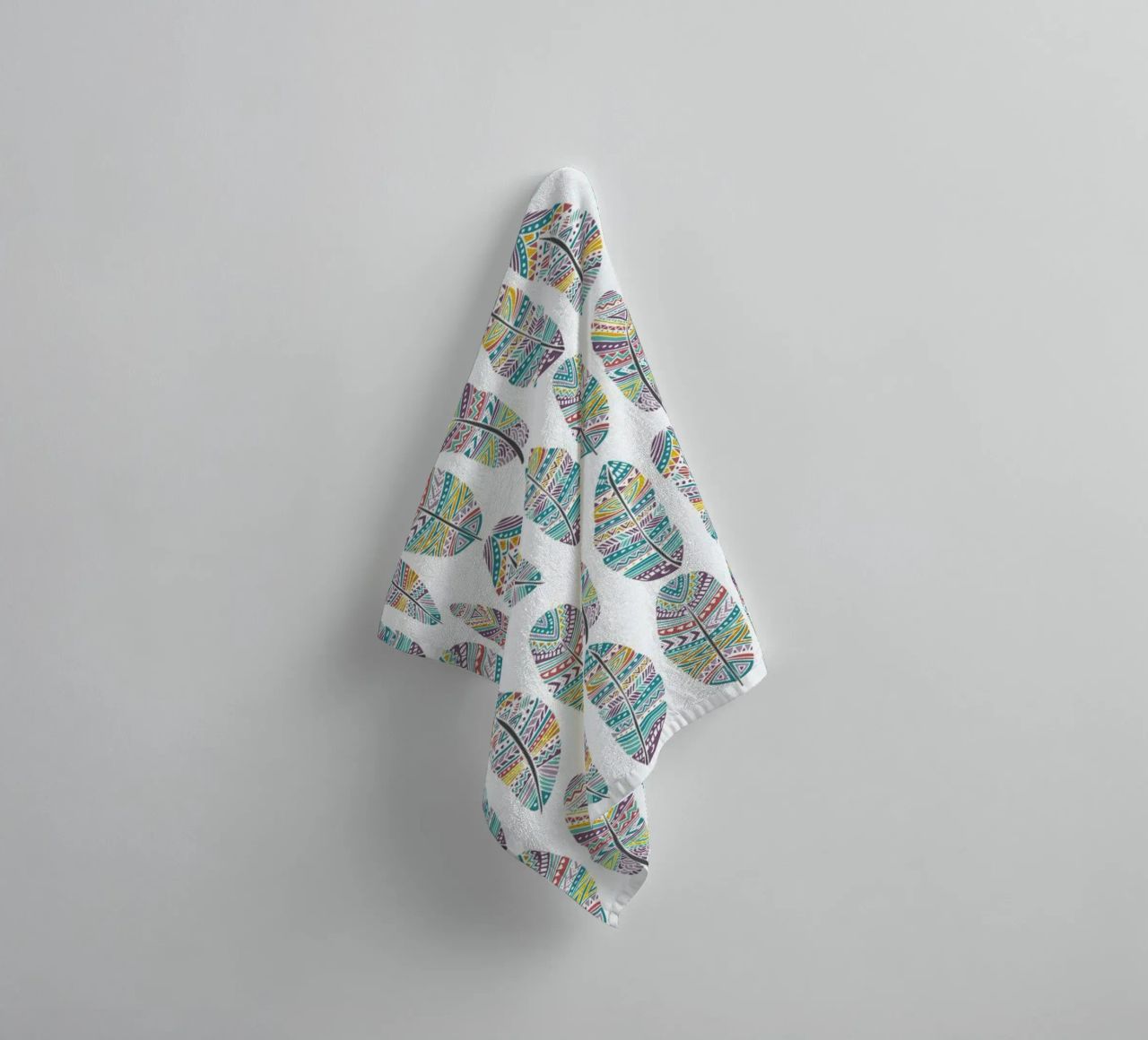 Feathers Pattern with Gold asciugamano da bagno da Pom Graphic Design
