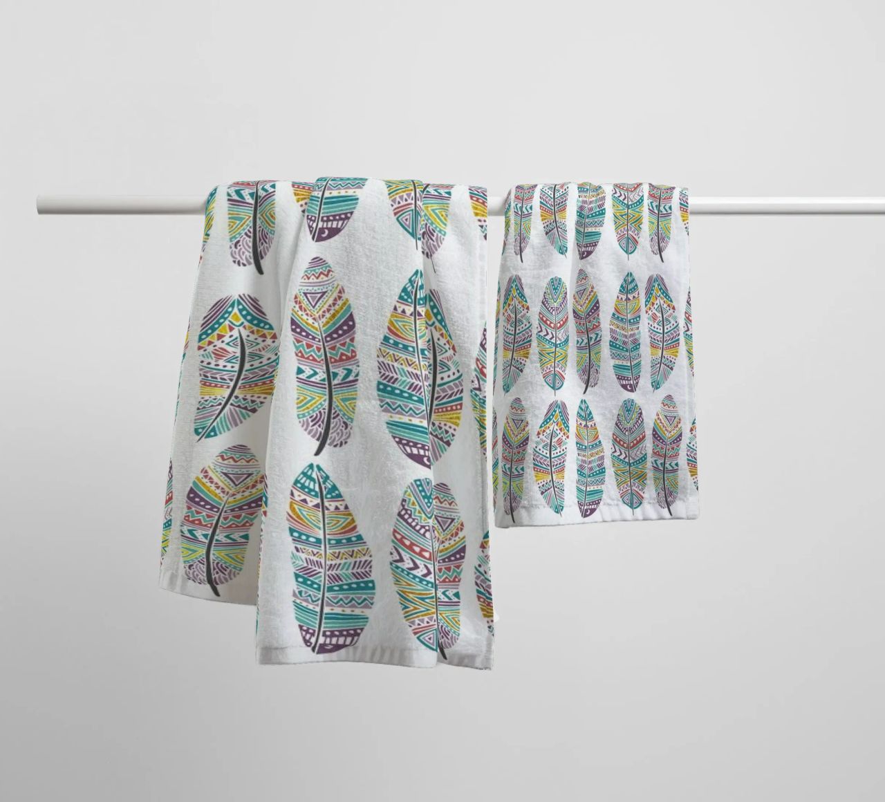 Feathers Pattern with Gold asciugamano da bagno da Pom Graphic Design
