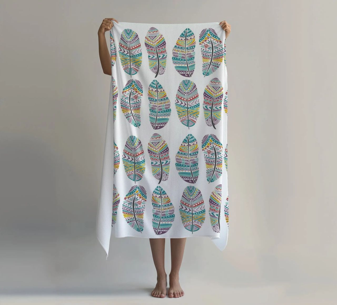 Feathers Pattern with Gold telo mare da Pom Graphic Design