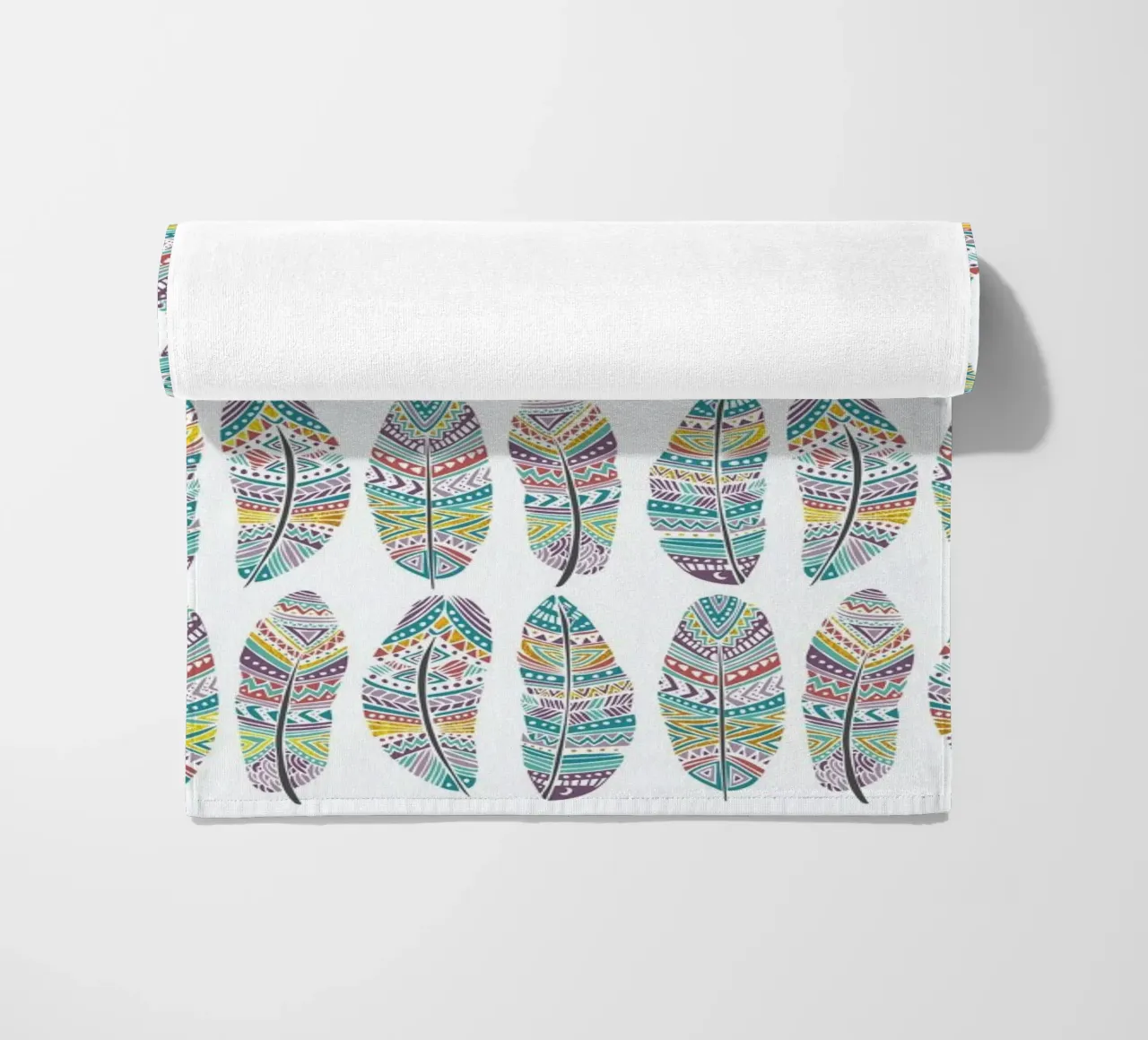 Feathers Pattern with Gold Strandtuch von Pom Graphic Design