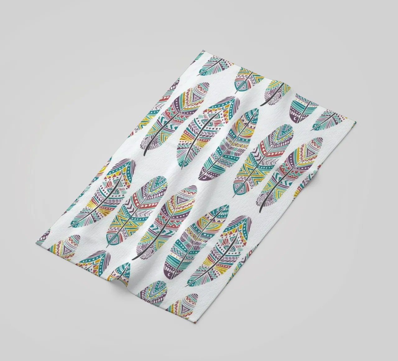Feathers Pattern with Gold Strandtuch von Pom Graphic Design