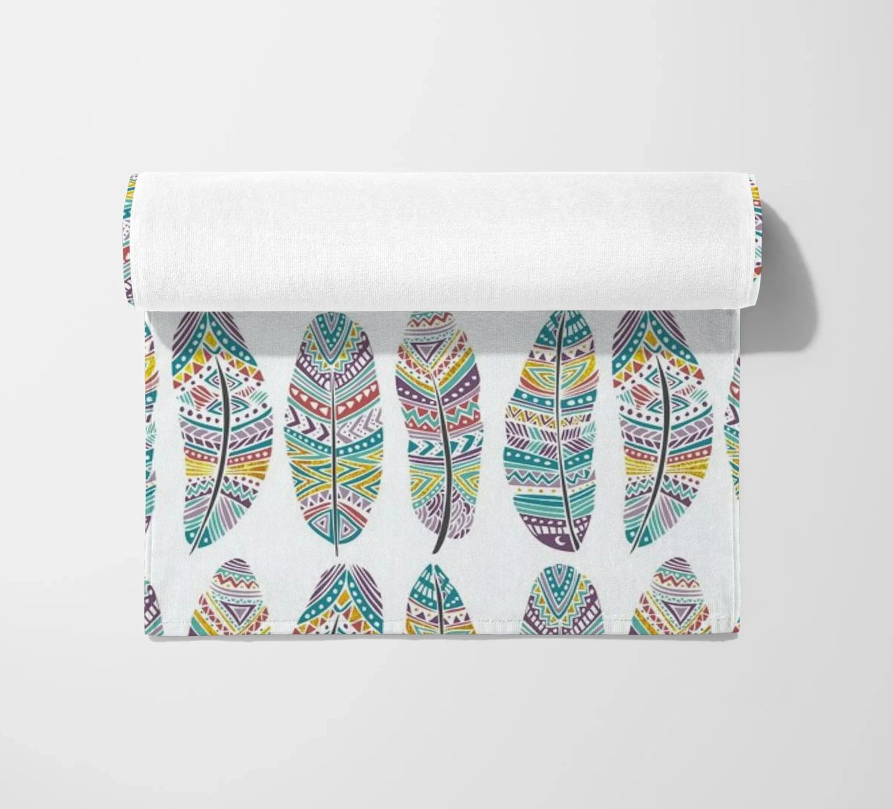 Feathers Pattern with Gold telo mare da Pom Graphic Design