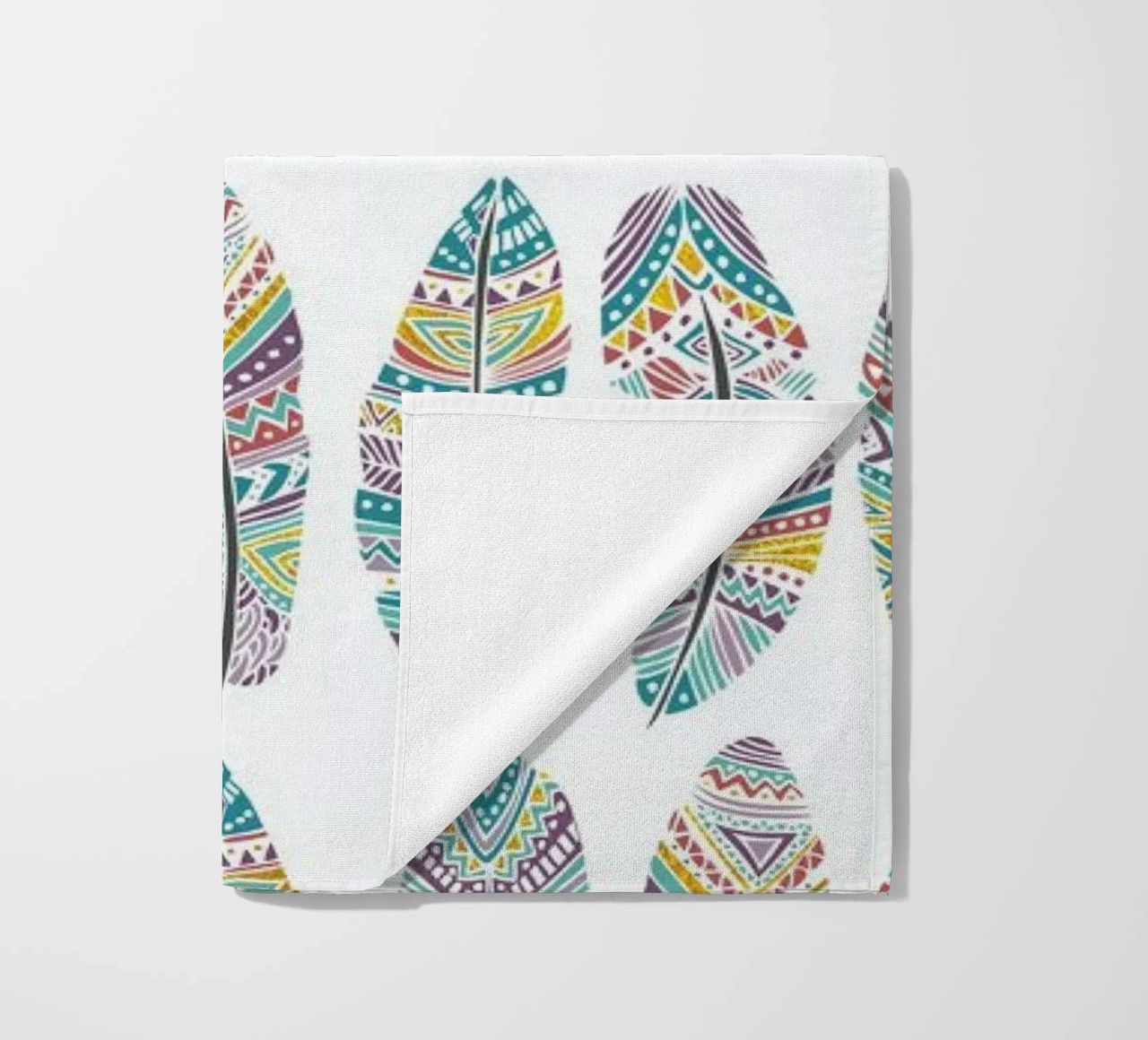 Feathers Pattern with Gold telo mare da Pom Graphic Design
