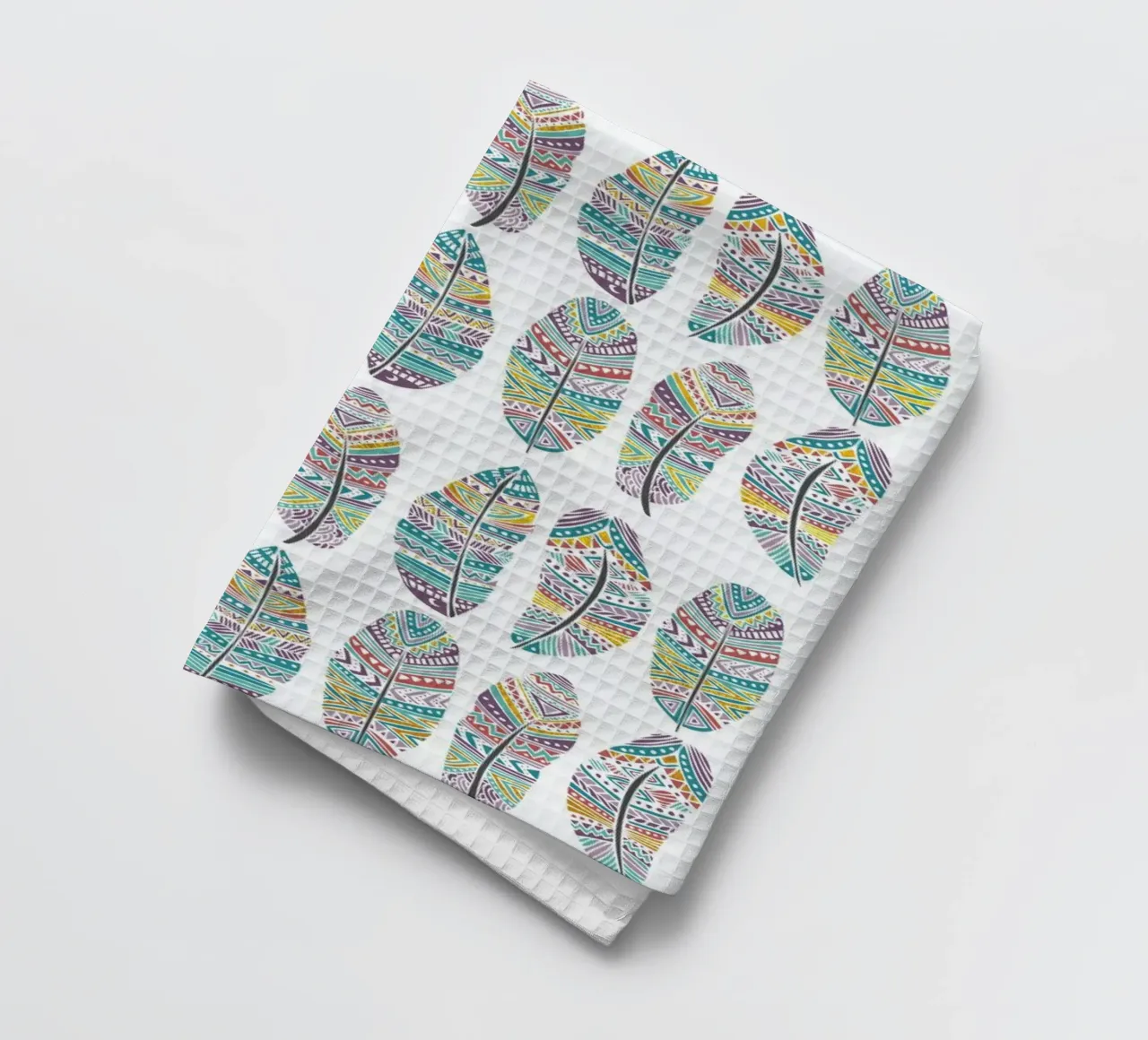 Feathers Pattern with Gold Geschirrtuch von Pom Graphic Design