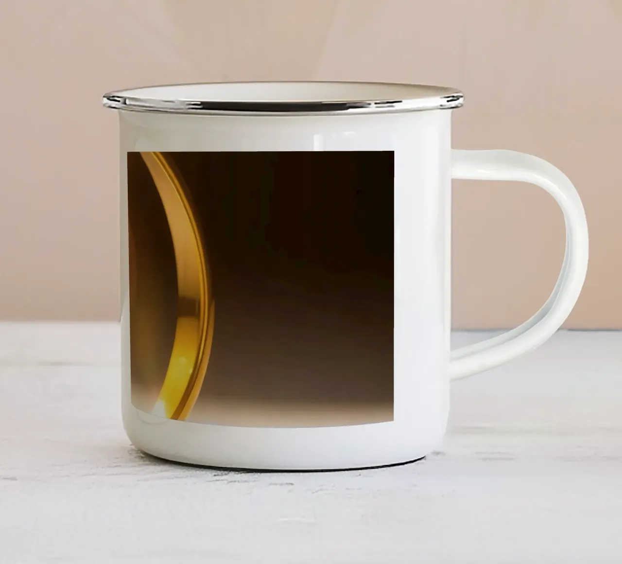 L'elegante anello d'oro brilla sotto la luce soffusa tazza in smalto da DesignDoodle