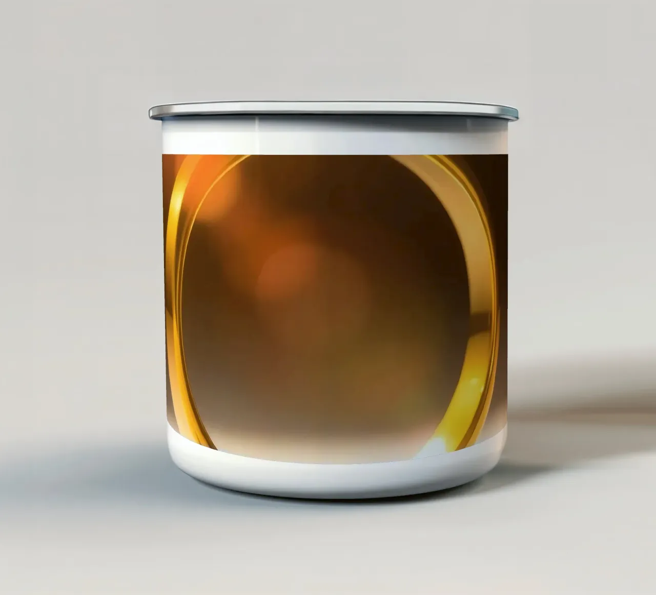 L'elegante anello d'oro brilla sotto la luce soffusa tazza in smalto da DesignDoodle