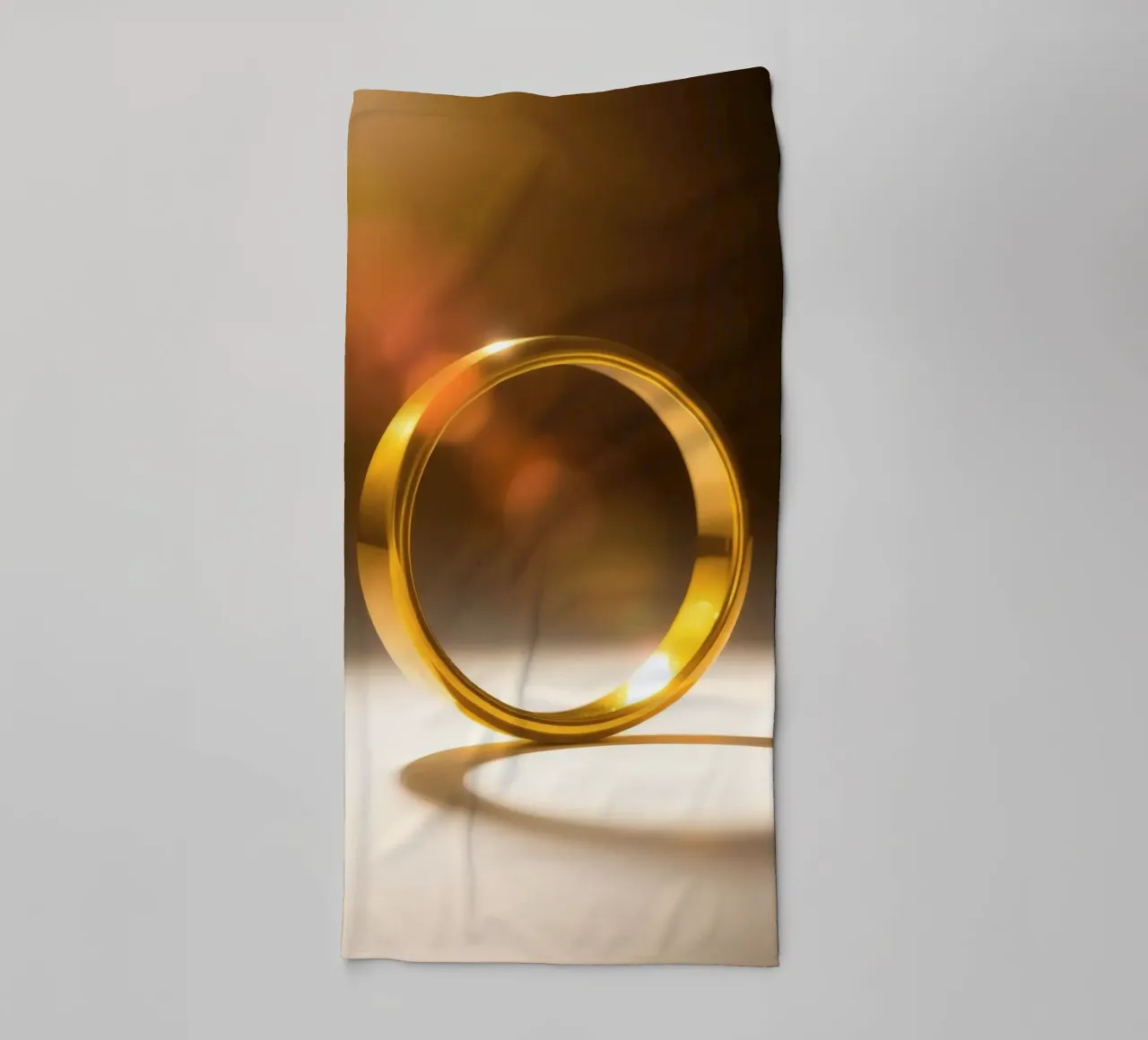 L'élégante bague en or brille sous une lumière douce serviette de bain de DesignDoodle