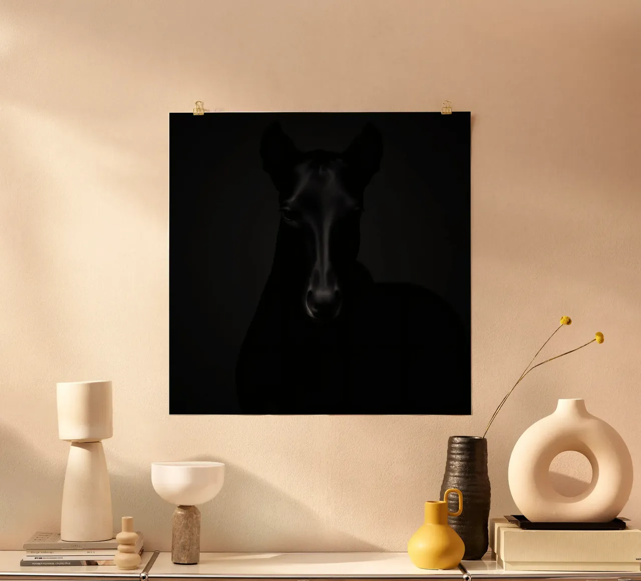Intrigante cavallo nero in piedi in una stanza poco illuminata carta hahnemühle da DesignDoodle