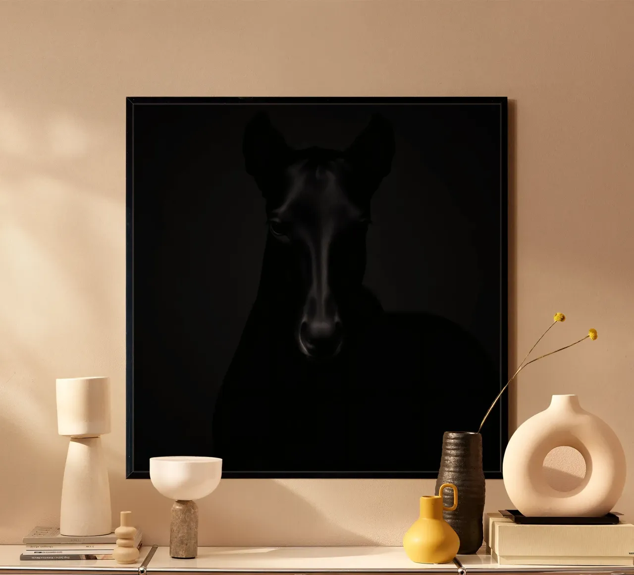Intrigante cavallo nero in piedi in una stanza poco illuminata carta hahnemühle da DesignDoodle