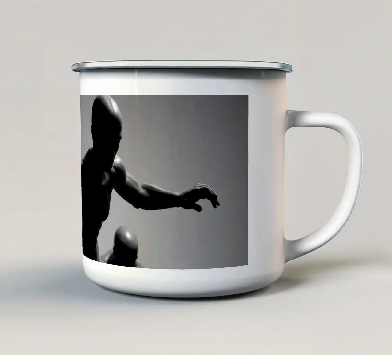 Figuren in Bewegung, die die Essenz des Kampfes einfangen Emaille Tasse von DesignDoodle