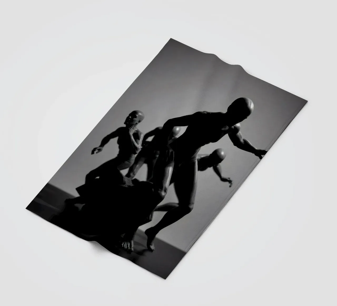 Des figures en mouvement qui capturent l'essence de la lutte plaid polaire de DesignDoodle