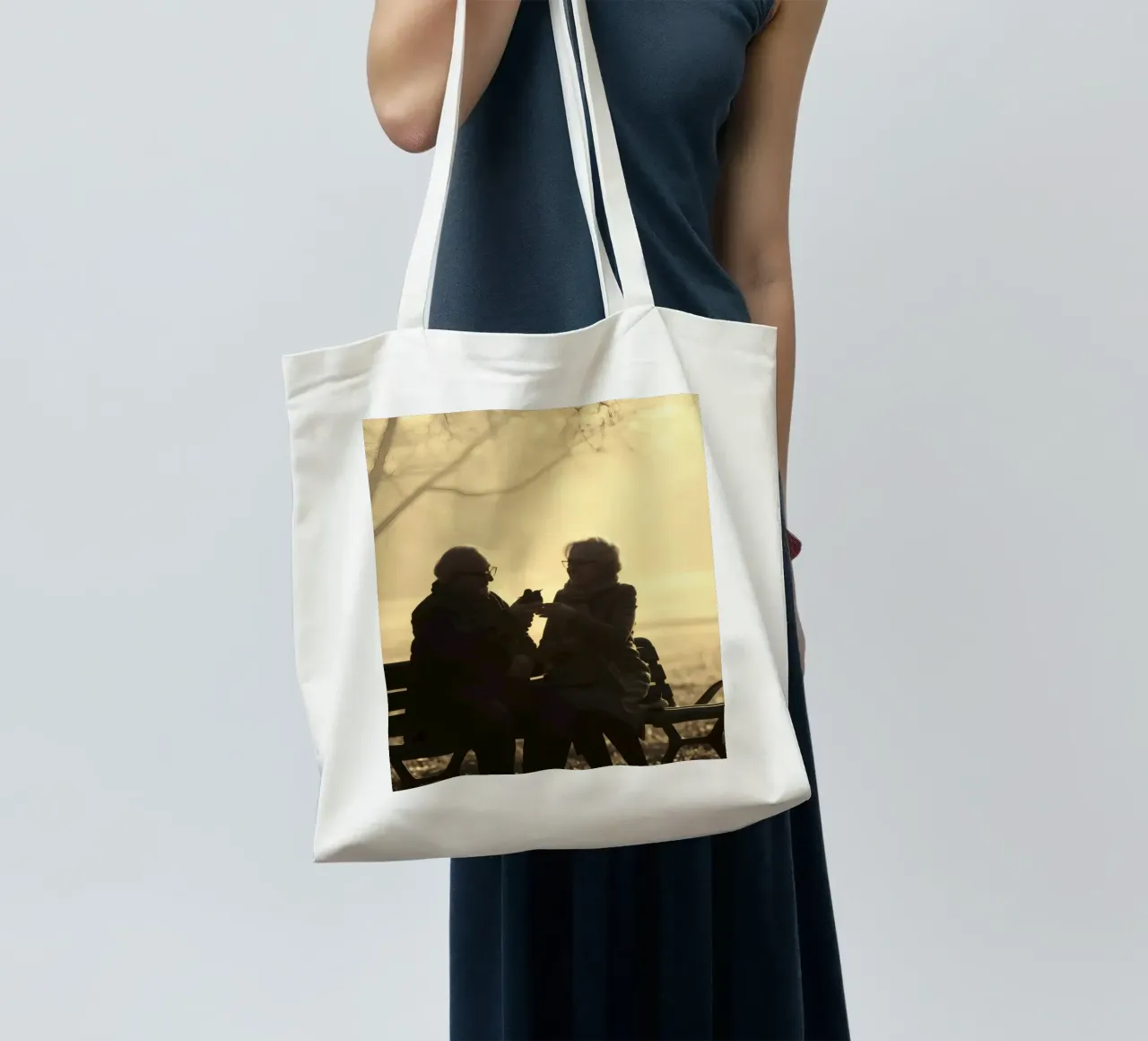 Coppia di anziani si gode un momento di pace nel parco borsa in juta da DesignDoodle