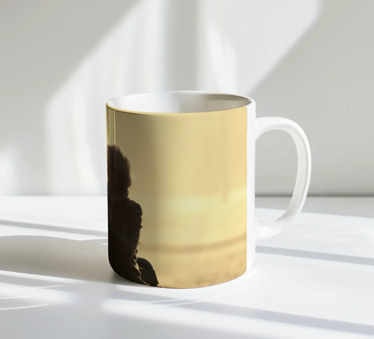 Coppia di anziani si gode un momento di pace nel parco tazza in ceramica da DesignDoodle