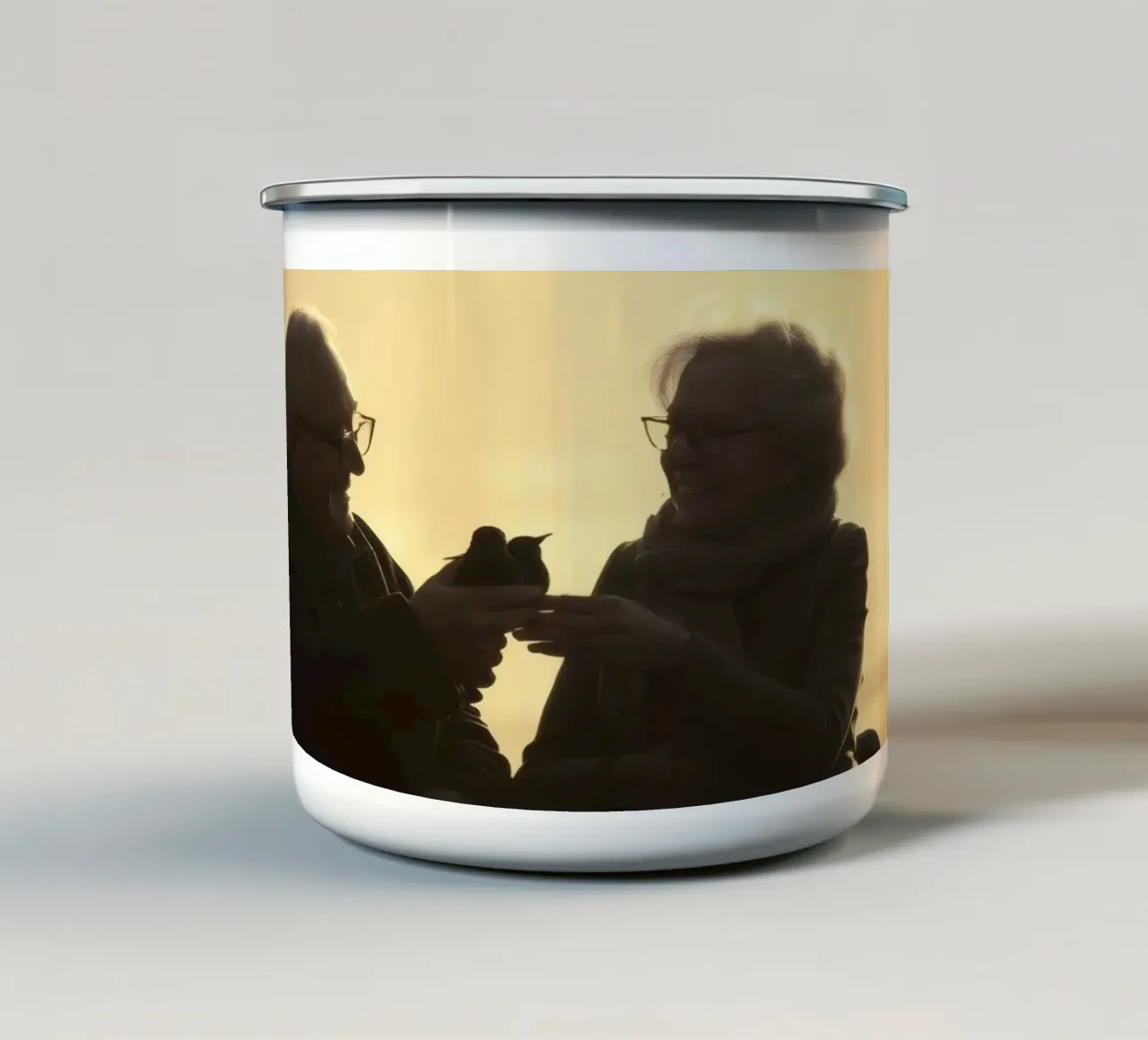 Coppia di anziani si gode un momento di pace nel parco tazza in smalto da DesignDoodle