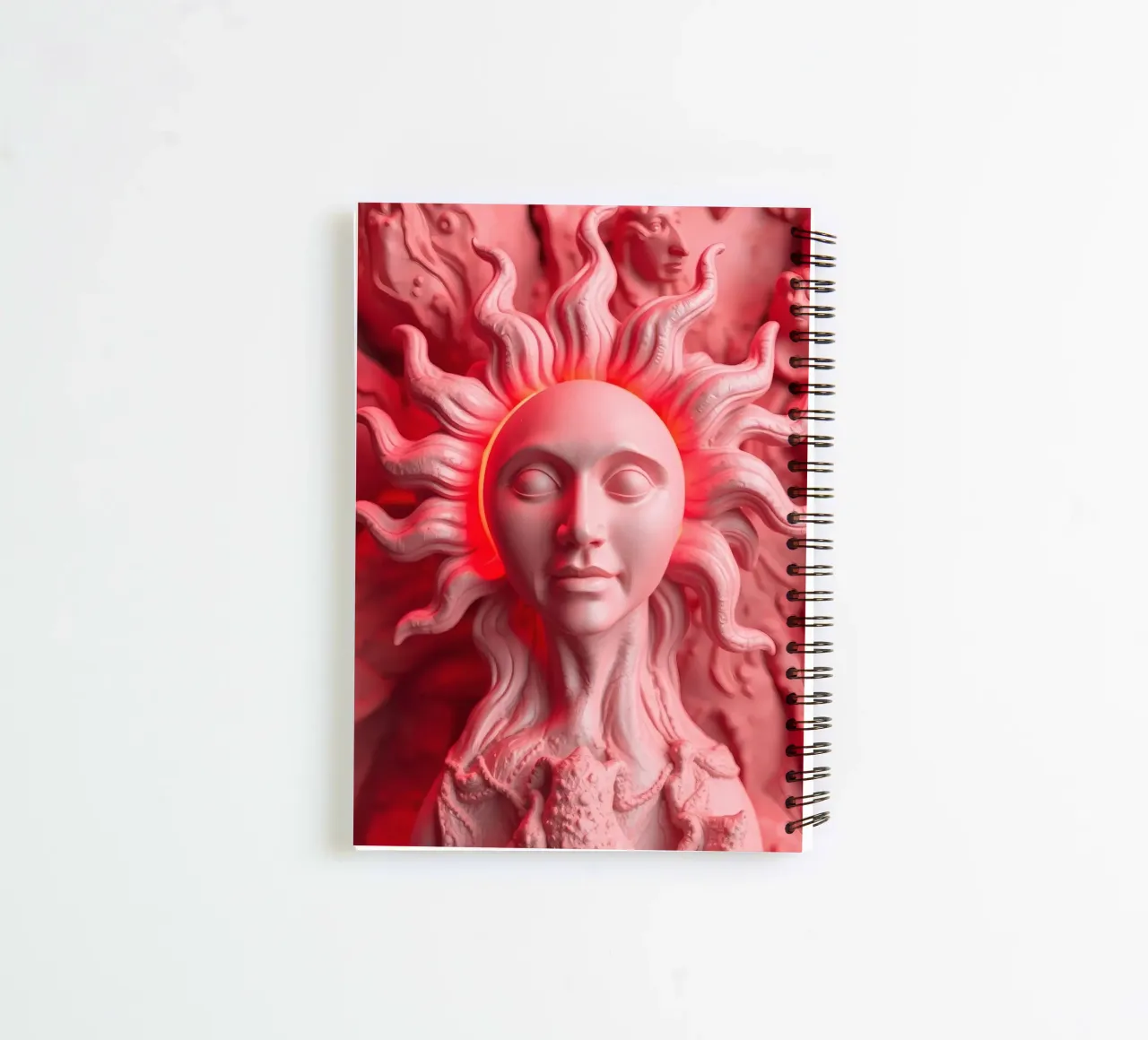 Sculpture complexe d'une déesse du soleil entourée d'objets mystiques. carnet à spirale de DesignDoodle