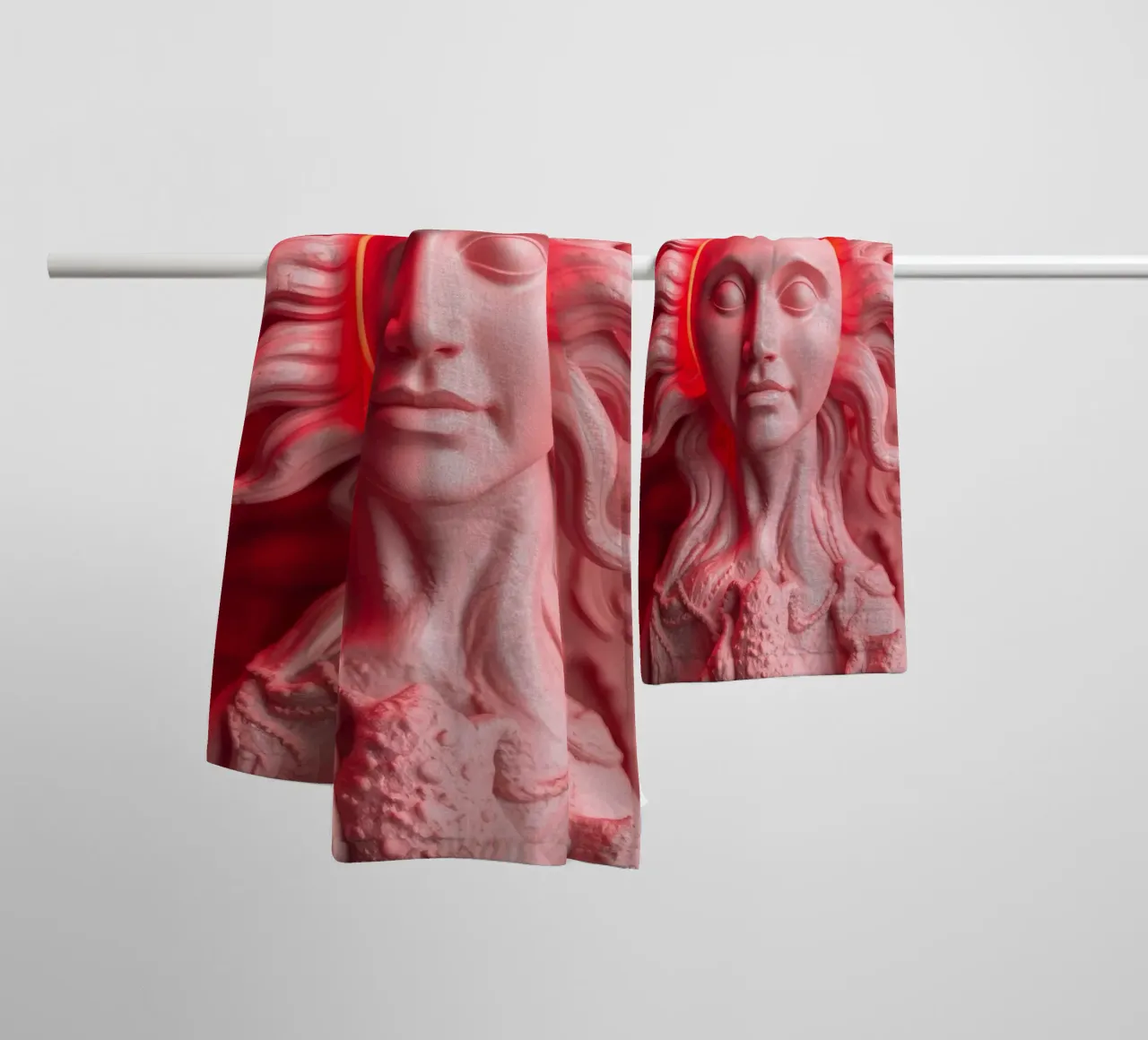 Intricata scultura di una dea del sole circondata da una mistica asciugamano da bagno da DesignDoodle