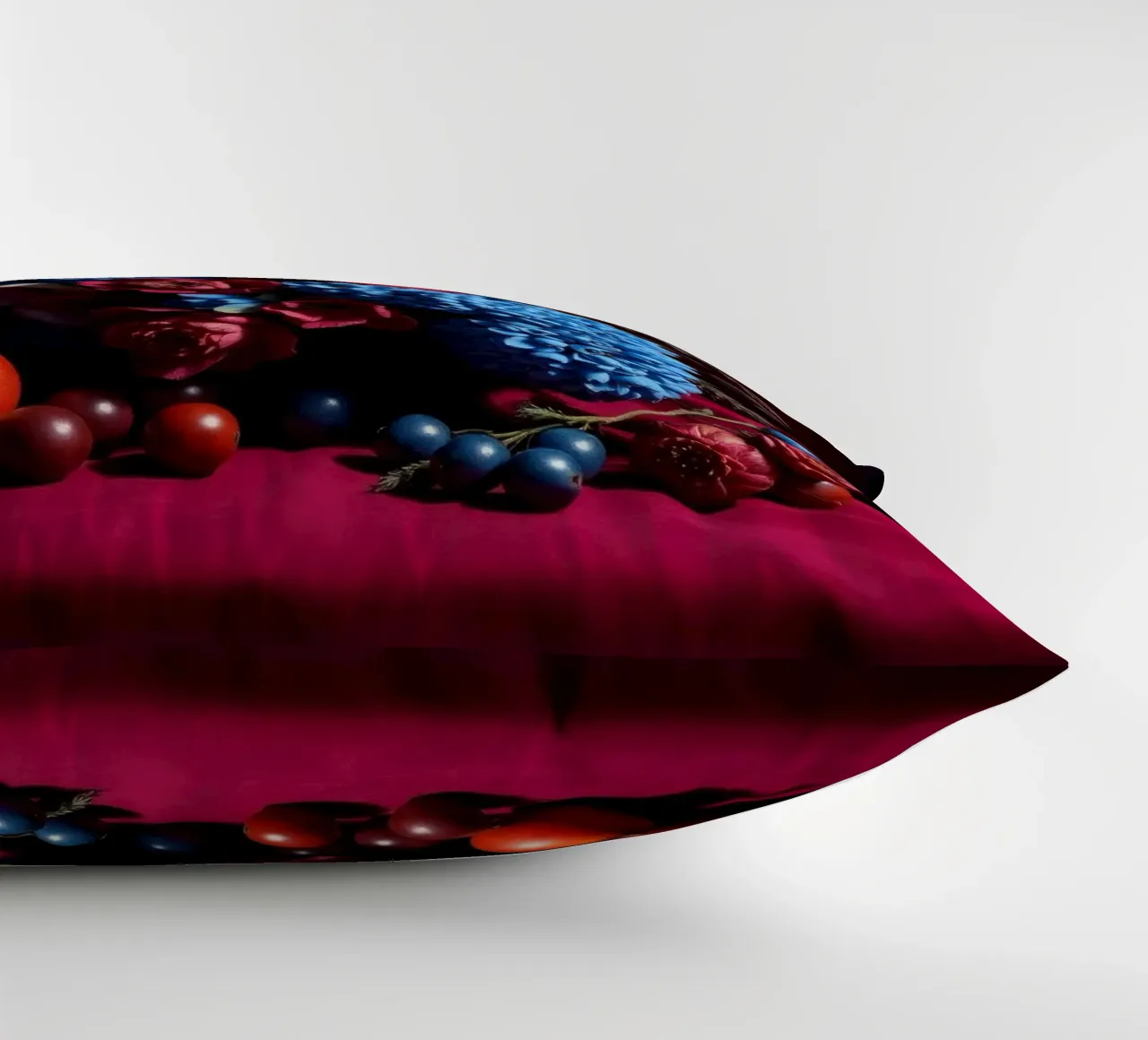 Vibrante composizione floreale con frutta colorata in cuscino da DesignDoodle