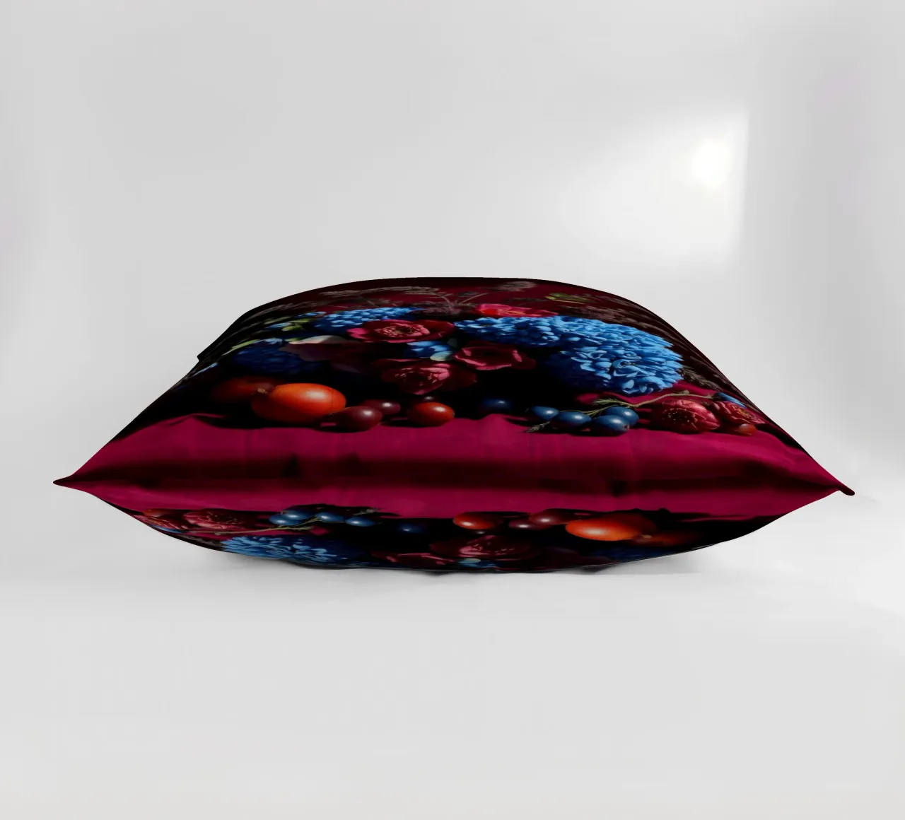 Vibrante composizione floreale con frutta colorata in cuscino da DesignDoodle