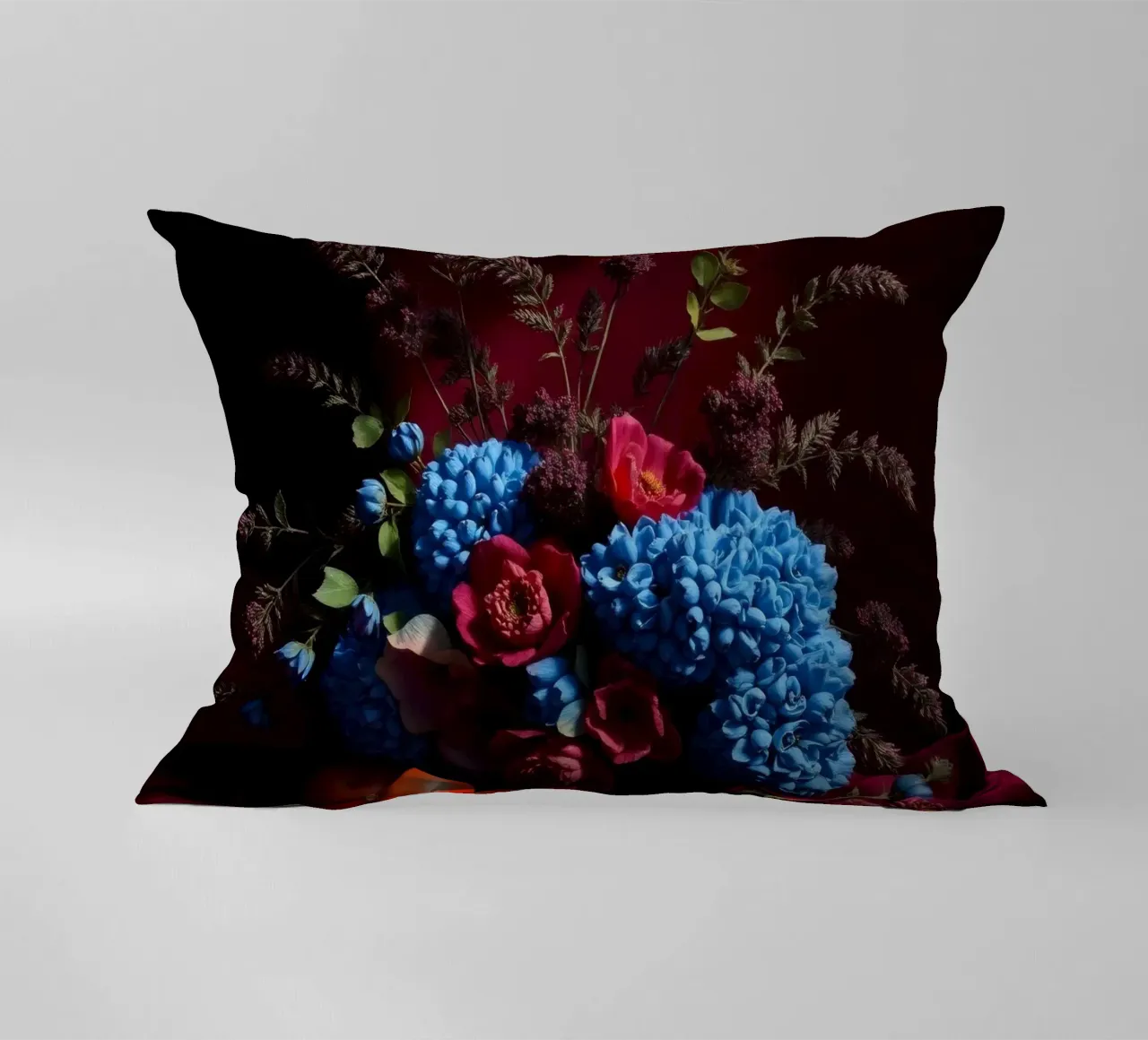 Vibrante composizione floreale con frutta colorata in cuscino da DesignDoodle