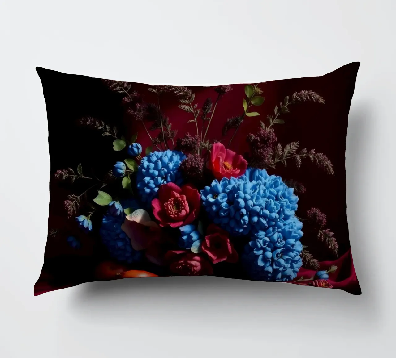Vibrante composizione floreale con frutta colorata in cuscino da DesignDoodle