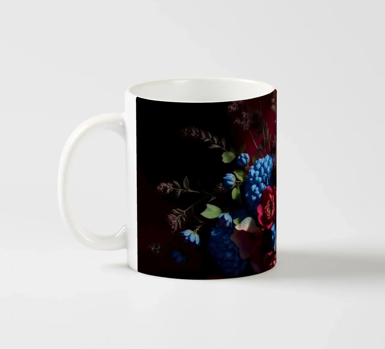Vibrante composizione floreale con frutta colorata in tazza in ceramica da DesignDoodle