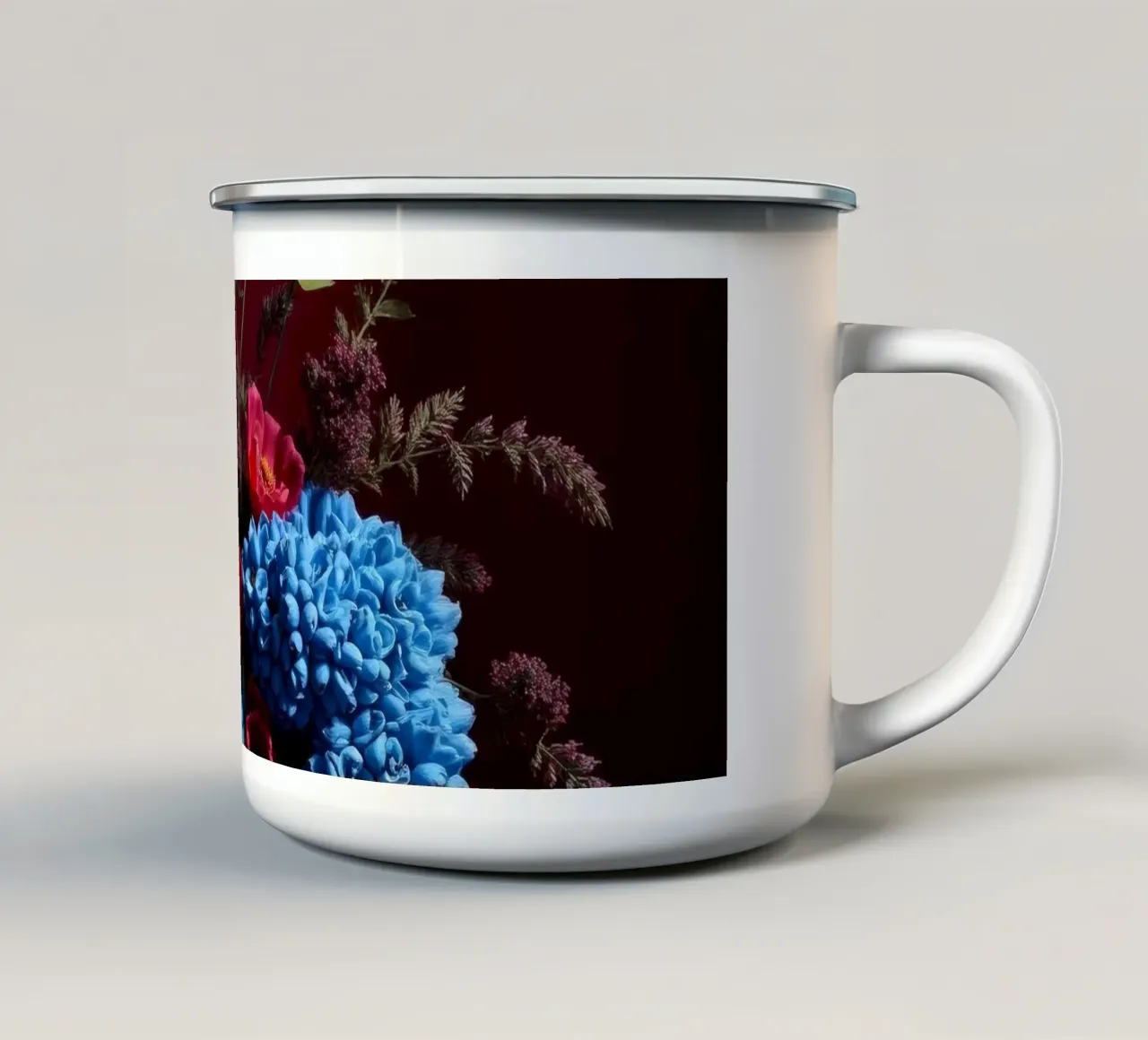Vibrante composizione floreale con frutta colorata in tazza in smalto da DesignDoodle
