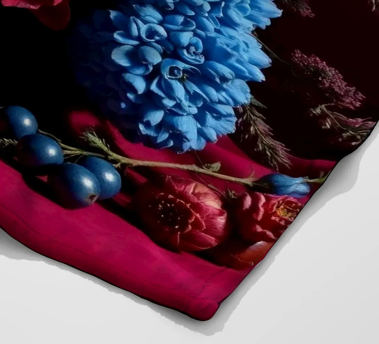Vibrante composizione floreale con frutta colorata in coperta in pile da DesignDoodle