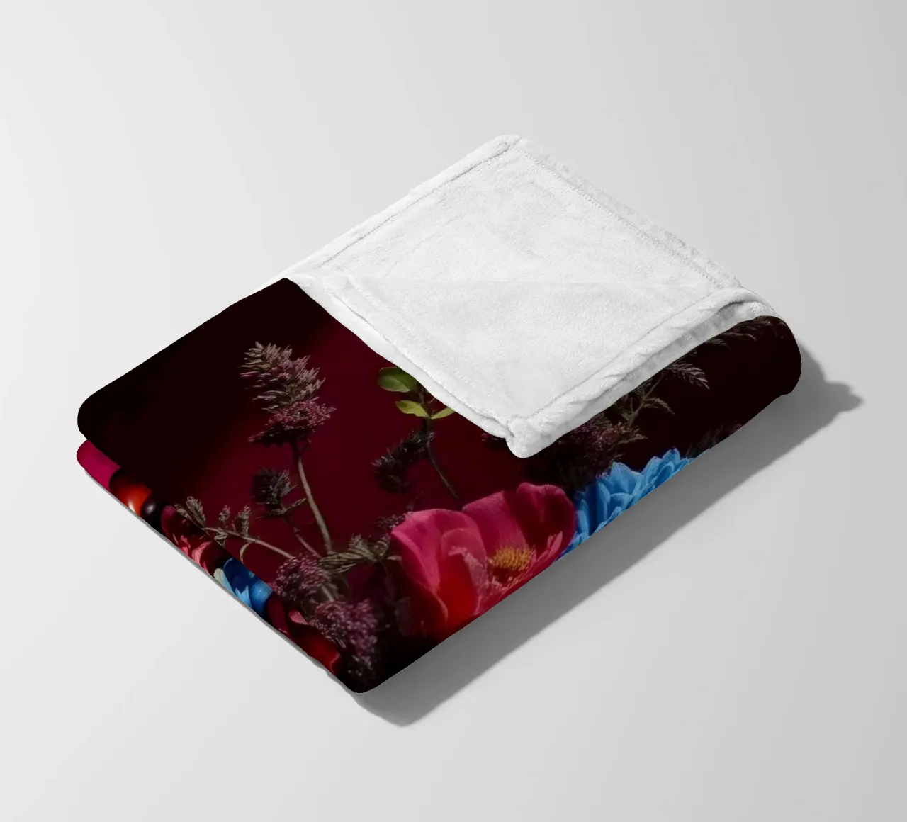 Vibrante composizione floreale con frutta colorata in coperta in pile da DesignDoodle