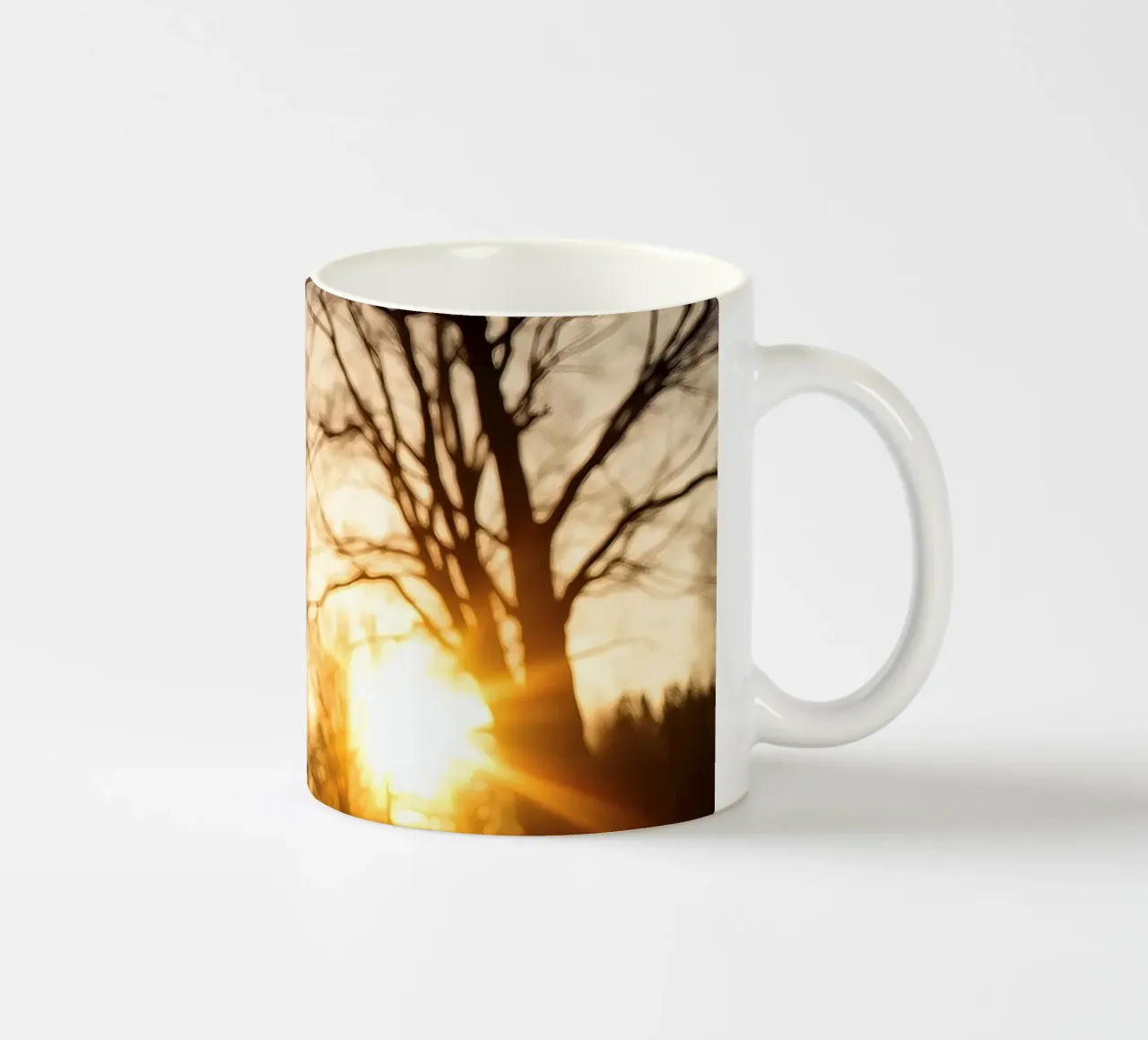Zonsondergang werpt warm licht door bomen langs rustig pad keramische mok van DesignDoodle