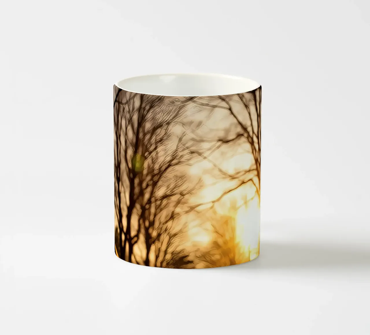 Zonsondergang werpt warm licht door bomen langs rustig pad keramische mok van DesignDoodle