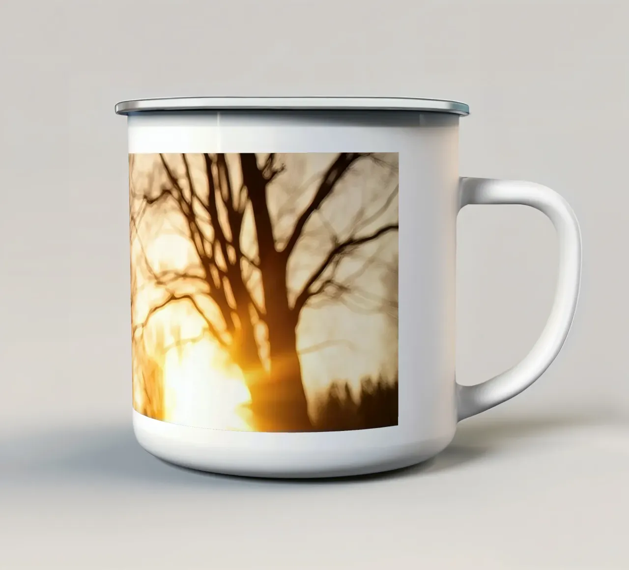 Sonnenuntergang wirft warmes Licht durch die Bäume entlang eines ruhigen Weges Emaille Tasse von DesignDoodle