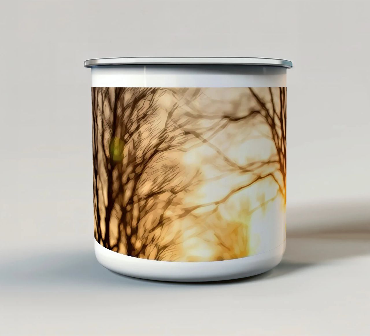 Zonsondergang werpt warm licht door bomen langs rustig pad emaille mok van DesignDoodle