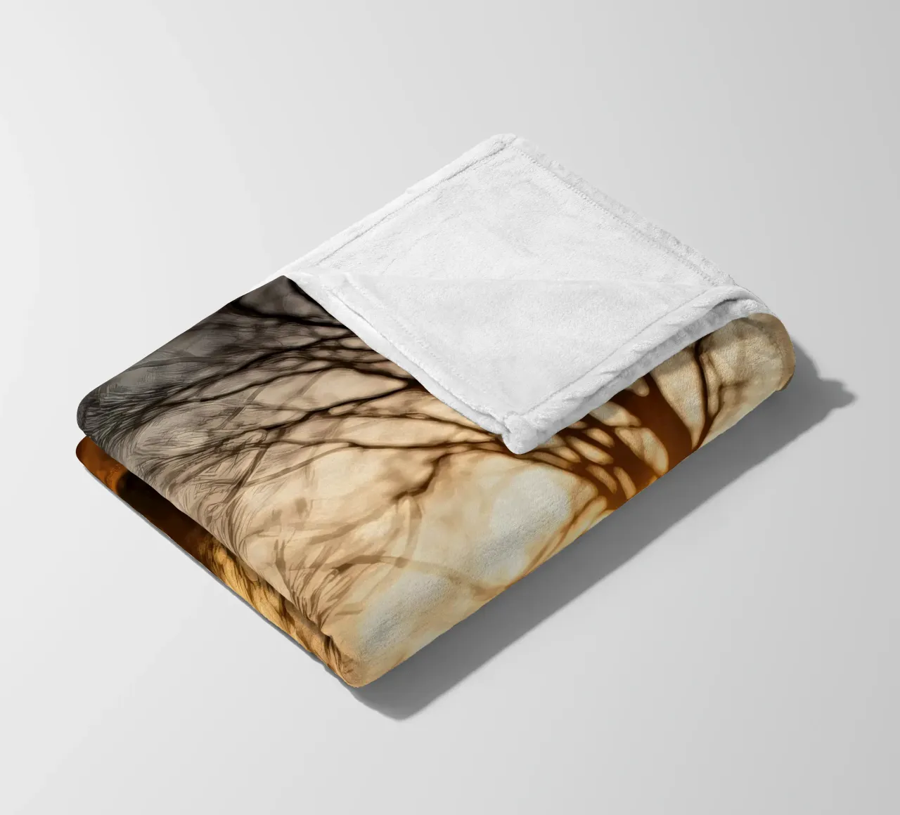 Il tramonto proietta una luce calda attraverso gli alberi lungo un sentiero tranquillo coperta in pile da DesignDoodle